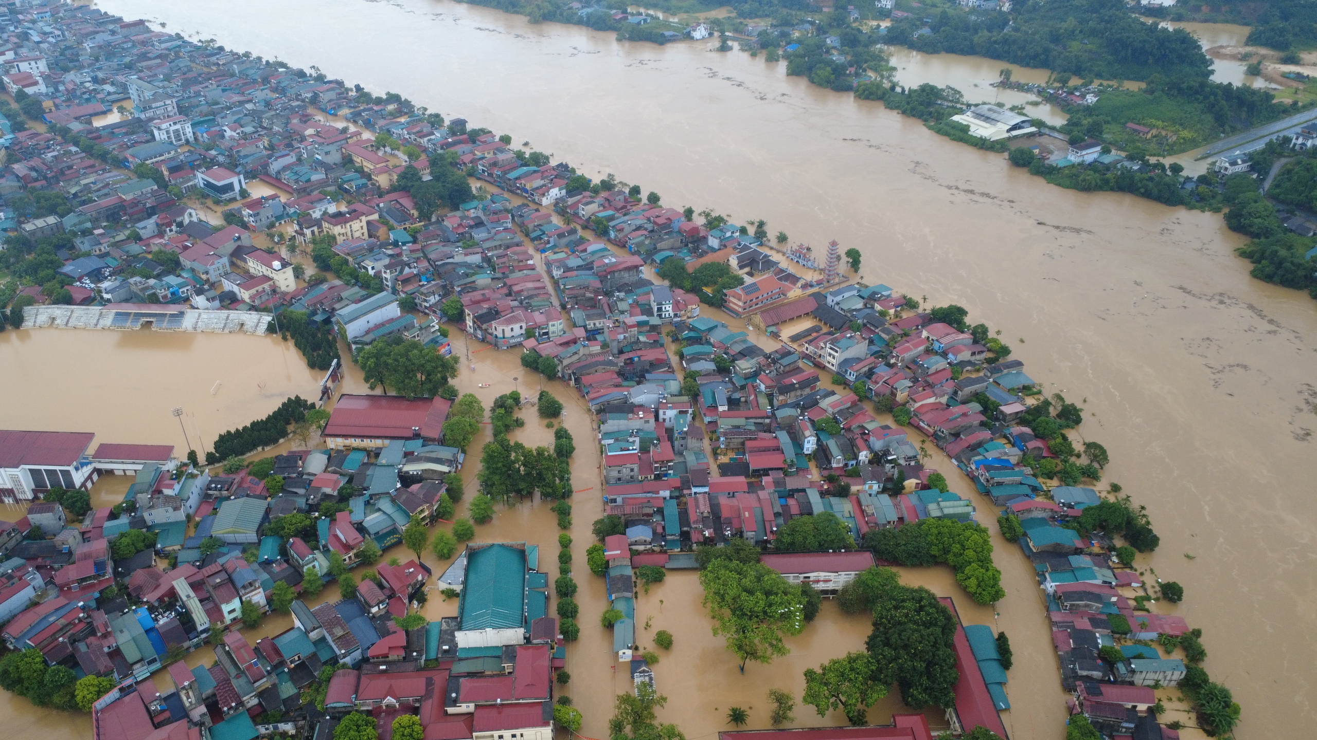 Hàng nghìn hộ dân Lào Cai rời nhà chạy lũ, nhiều nơi ngập sâu tới 2m, giao thông tê liệt- Ảnh 10. Hàng nghìn hộ dân Lào Cai rời nhà chạy lũ, nhiều nơi ngập sâu tới 2m, giao thông tê liệt- Ảnh 10.