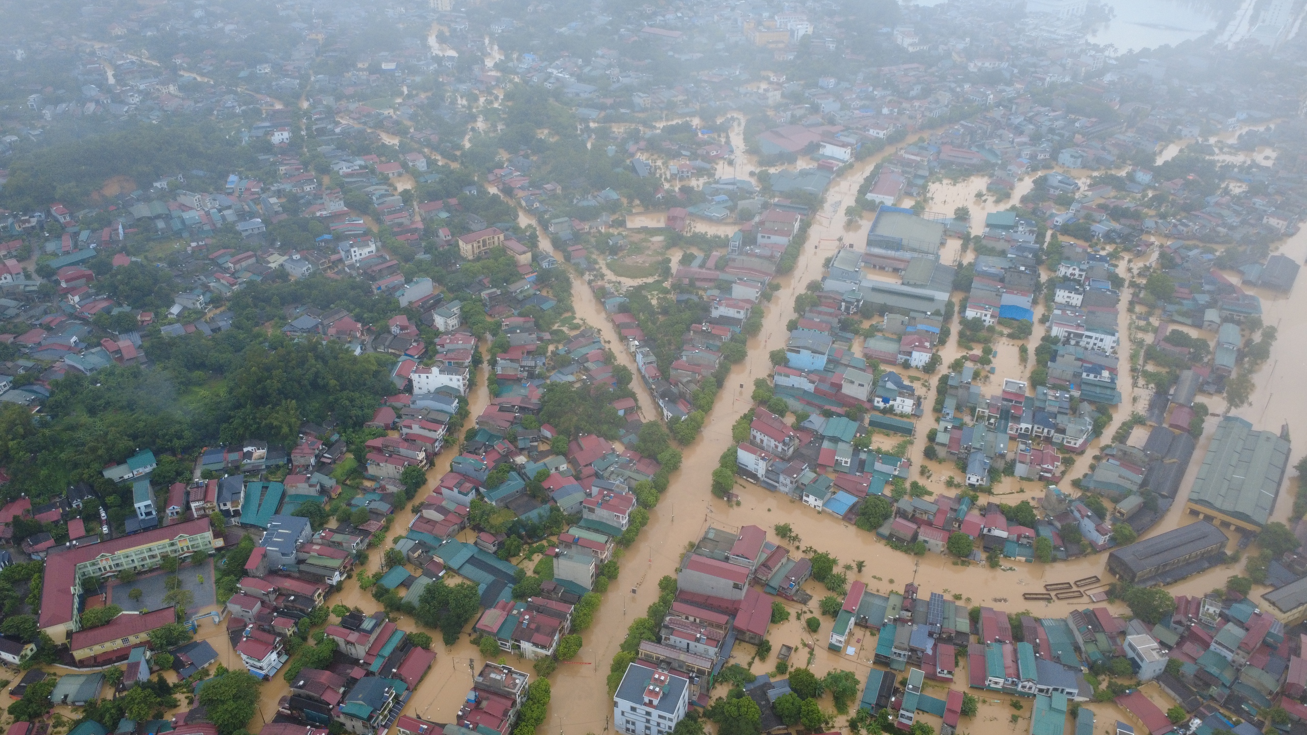 Hàng nghìn hộ dân Lào Cai rời nhà chạy lũ, nhiều nơi ngập sâu tới 2m, giao thông tê liệt- Ảnh 11. Hàng nghìn hộ dân Lào Cai rời nhà chạy lũ, nhiều nơi ngập sâu tới 2m, giao thông tê liệt- Ảnh 11.