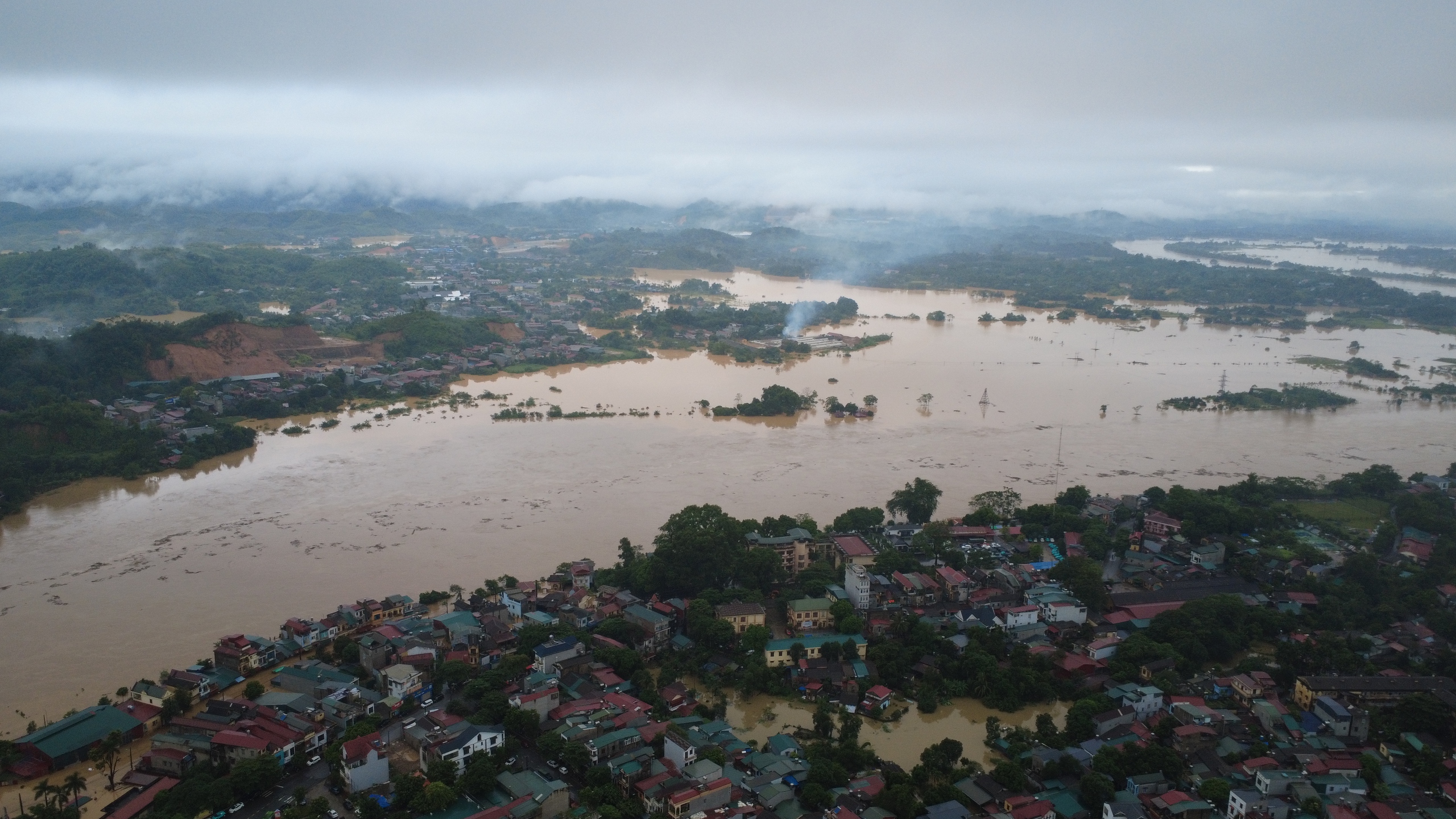 Hàng nghìn hộ dân Lào Cai rời nhà chạy lũ, nhiều nơi ngập sâu tới 2m, giao thông tê liệt- Ảnh 12. Hàng nghìn hộ dân Lào Cai rời nhà chạy lũ, nhiều nơi ngập sâu tới 2m, giao thông tê liệt- Ảnh 12.