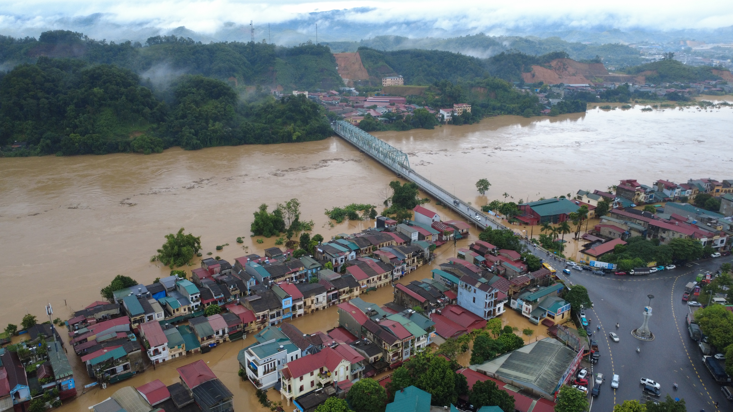 Hàng nghìn hộ dân Lào Cai rời nhà chạy lũ, nhiều nơi ngập sâu tới 2m, giao thông tê liệt- Ảnh 7. Hàng nghìn hộ dân Lào Cai rời nhà chạy lũ, nhiều nơi ngập sâu tới 2m, giao thông tê liệt- Ảnh 7.