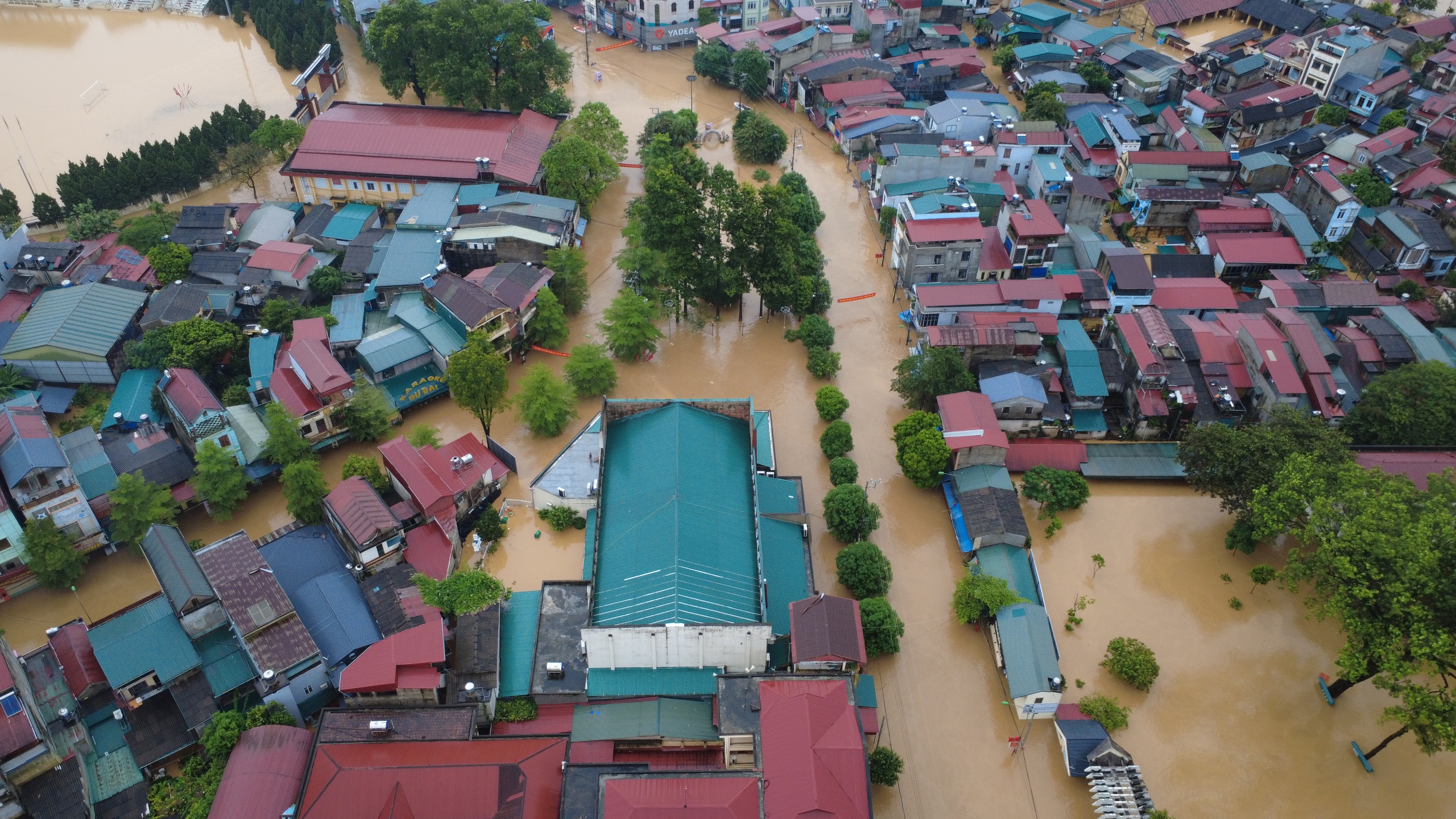 Hàng nghìn hộ dân Lào Cai rời nhà chạy lũ, nhiều nơi ngập sâu tới 2m, giao thông tê liệt- Ảnh 8. Hàng nghìn hộ dân Lào Cai rời nhà chạy lũ, nhiều nơi ngập sâu tới 2m, giao thông tê liệt- Ảnh 8.