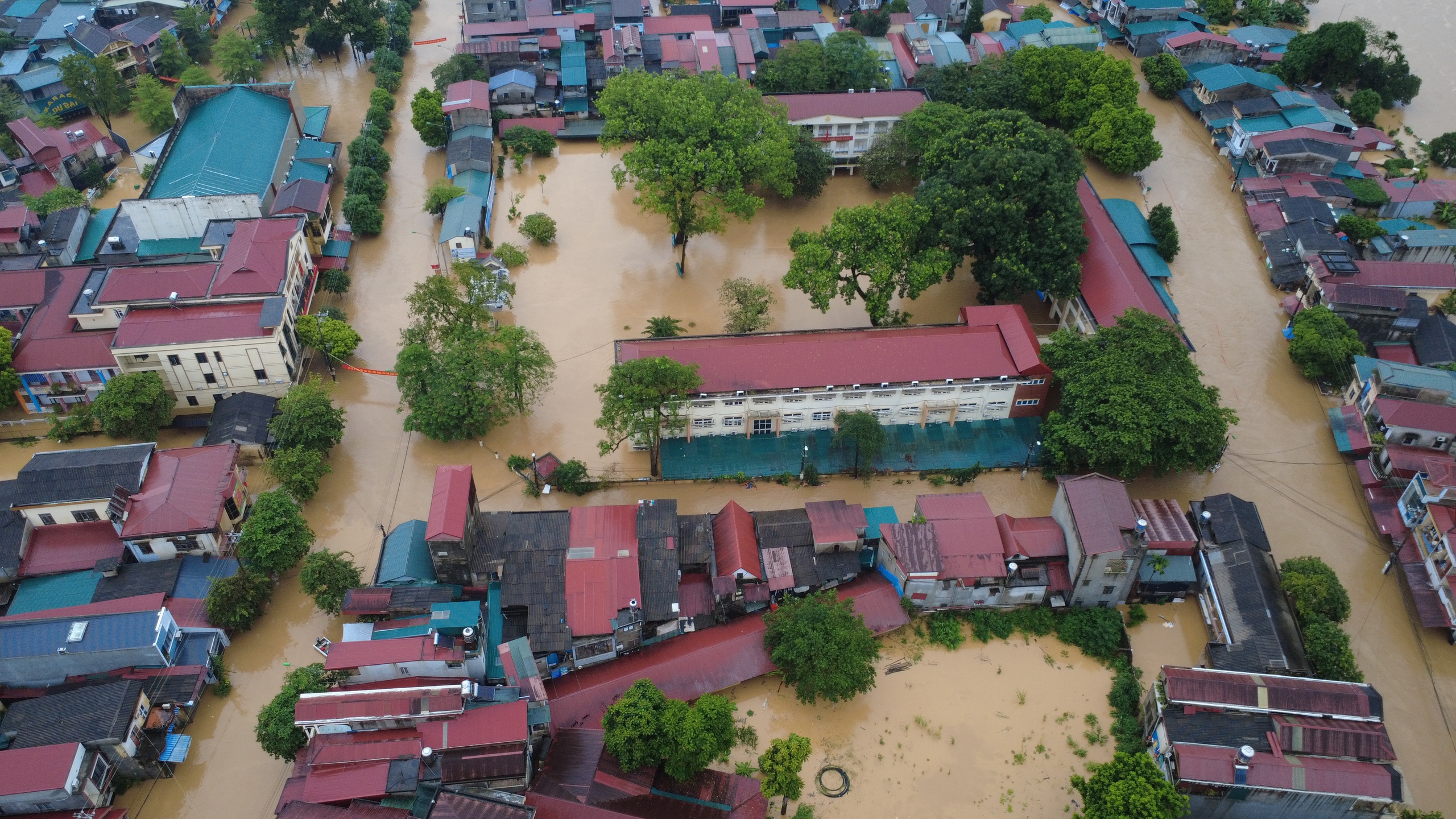 Hàng nghìn hộ dân Lào Cai rời nhà chạy lũ, nhiều nơi ngập sâu tới 2m, giao thông tê liệt- Ảnh 9. Hàng nghìn hộ dân Lào Cai rời nhà chạy lũ, nhiều nơi ngập sâu tới 2m, giao thông tê liệt- Ảnh 9.