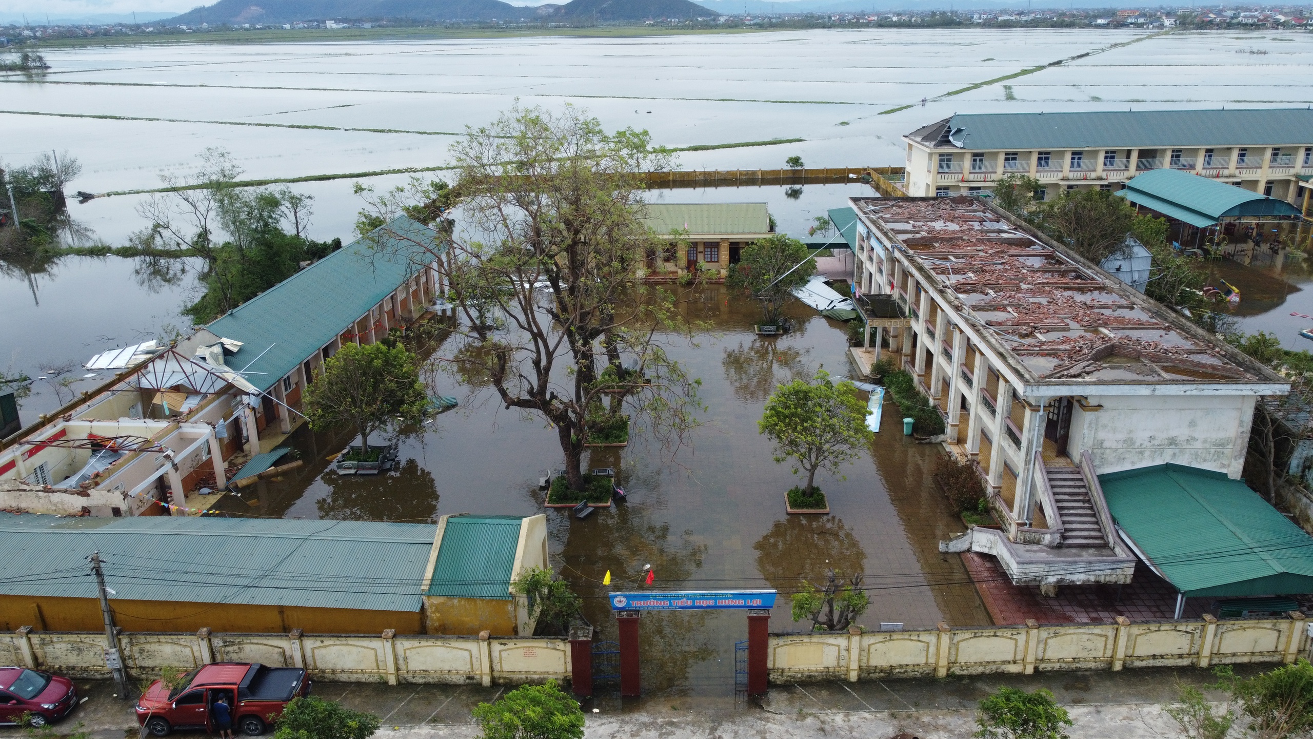 Trường lớp hư hỏng nghi&ecirc;m trọng, học sinh Nghệ An chưa thể đi học trở lại- Ảnh 1.