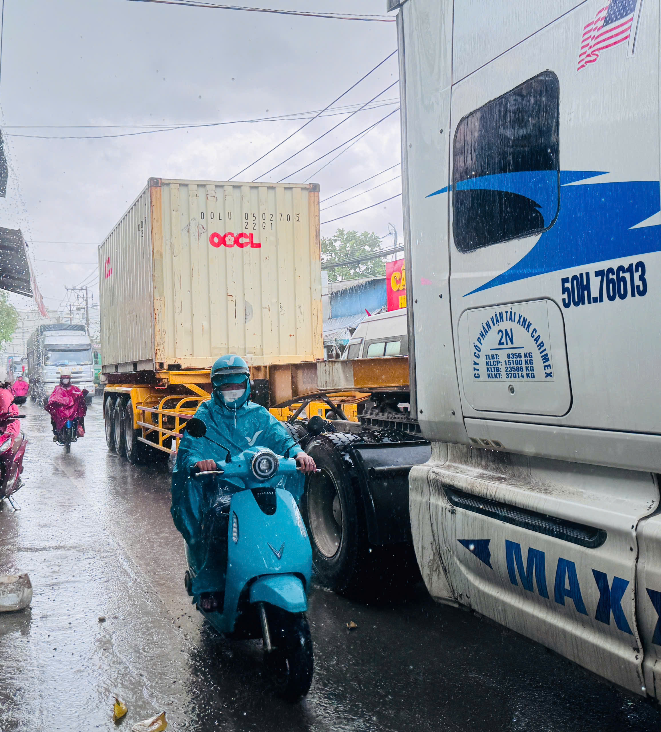 Cận cảnh tuyến đường vừa đội vốn hơn 1.000 tỷ đồng: Xe m&aacute;y nơm nớp b&ecirc;n c&aacute;c cỗ xe khổng lồ- Ảnh 4.
