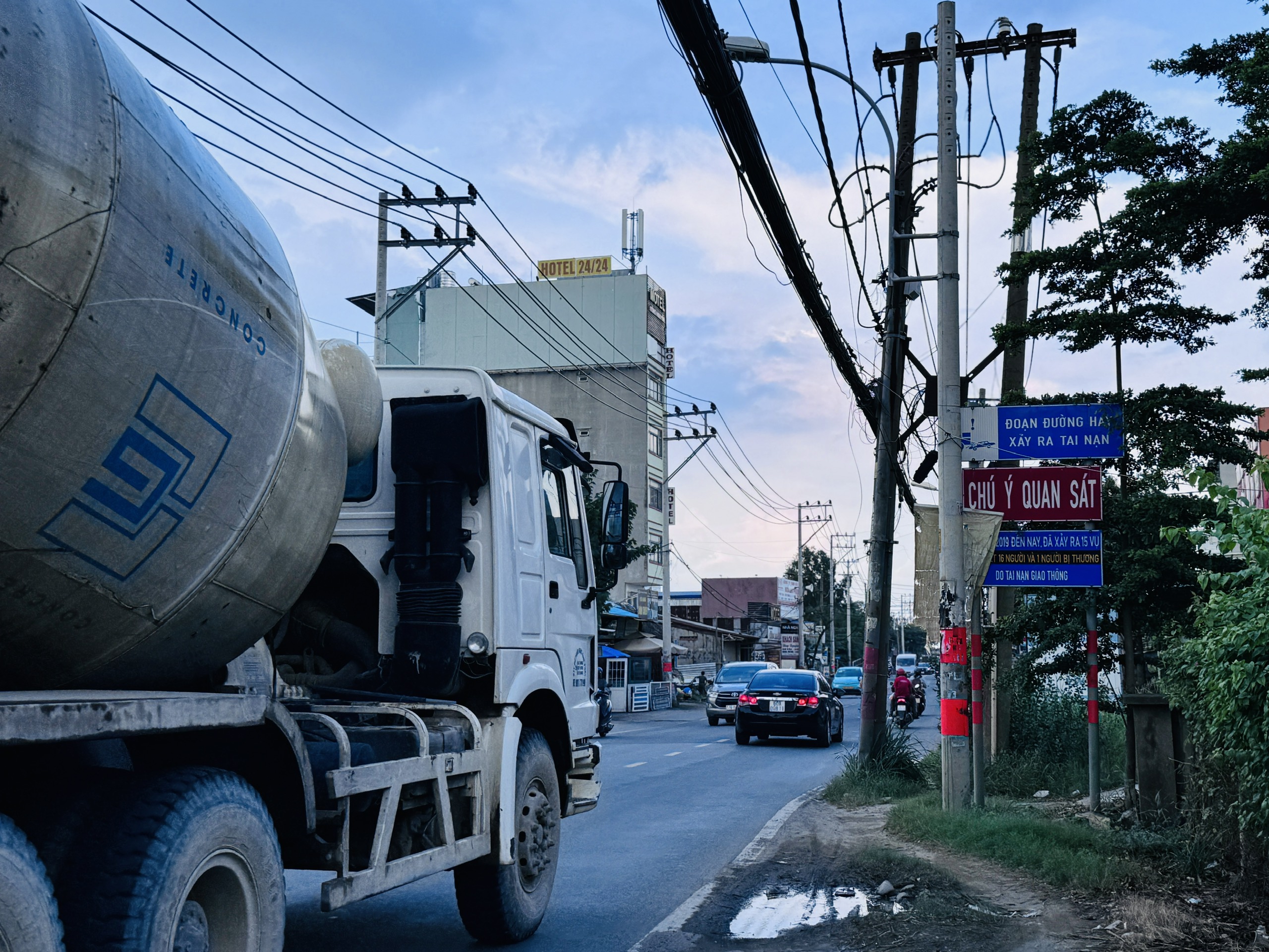 Cận cảnh tuyến đường vừa đội vốn hơn 1.000 tỷ đồng: Xe m&aacute;y nơm nớp b&ecirc;n c&aacute;c cỗ xe khổng lồ- Ảnh 3.