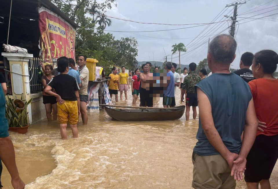 Thanh H&oacute;a: Ch&egrave;o thuyền vượt nước lũ, b&agrave; tử vong, ch&aacute;u mất t&iacute;ch- Ảnh 2.