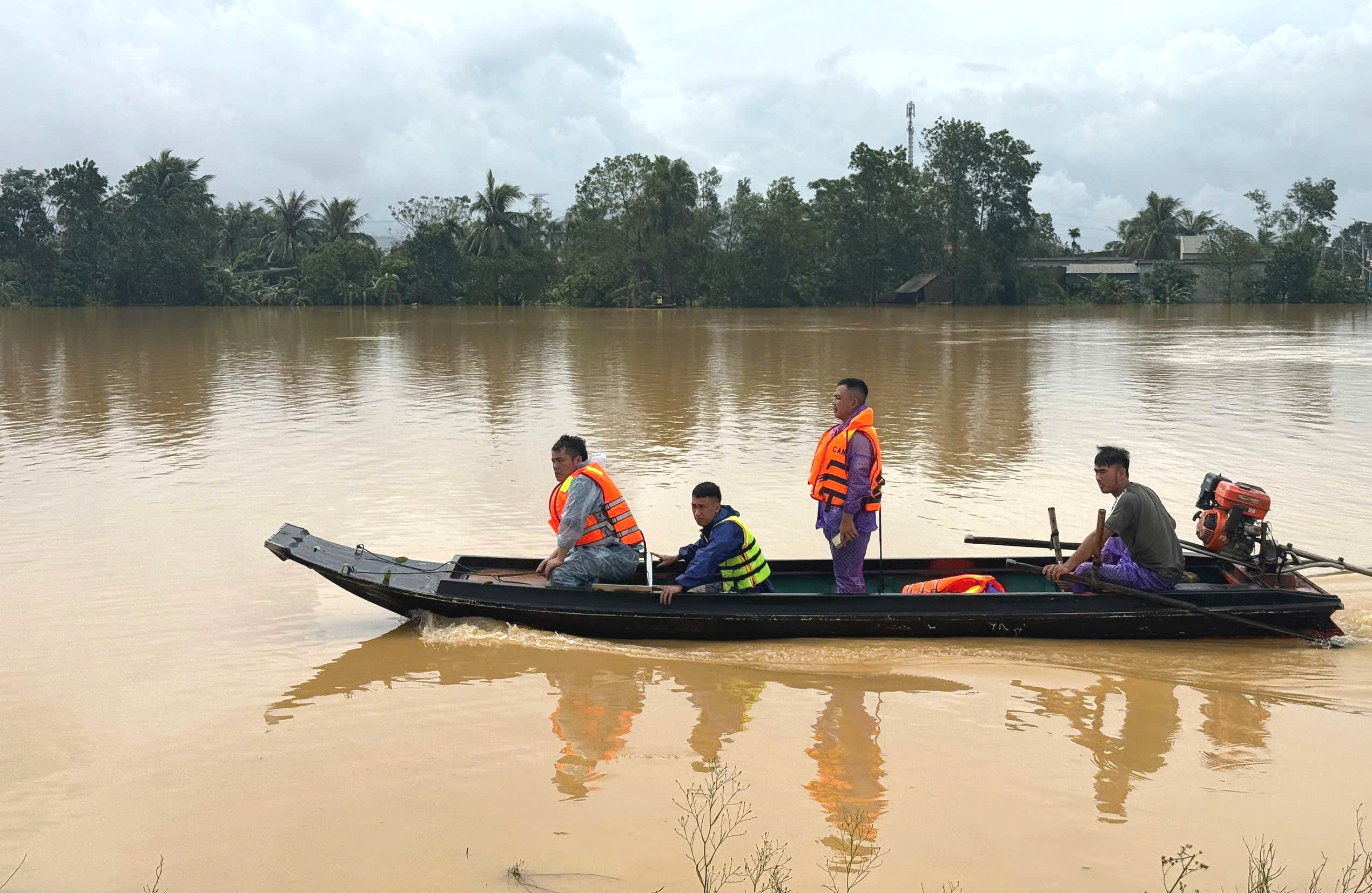 Thanh H&oacute;a: Ch&egrave;o thuyền vượt nước lũ, b&agrave; tử vong, ch&aacute;u mất t&iacute;ch- Ảnh 1.