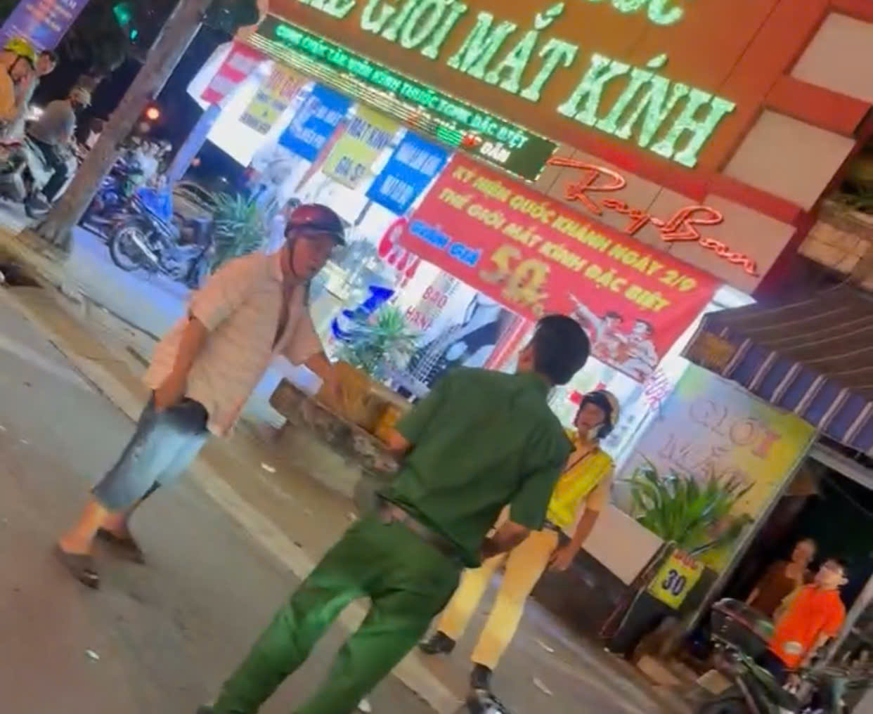 Khởi tố người đ&agrave;n &ocirc;ng say xỉn tấn c&ocirc;ng CSGT, l&agrave;m bị thương thanh ni&ecirc;n xung phong- Ảnh 1.