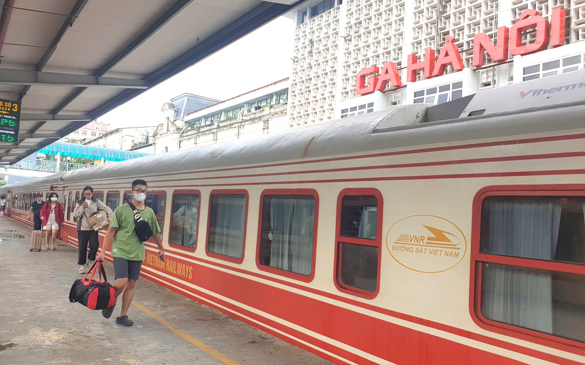 T&agrave;u Hoa phượng đỏ giảm s&acirc;u gi&aacute; v&eacute;, mua 3 tặng 1