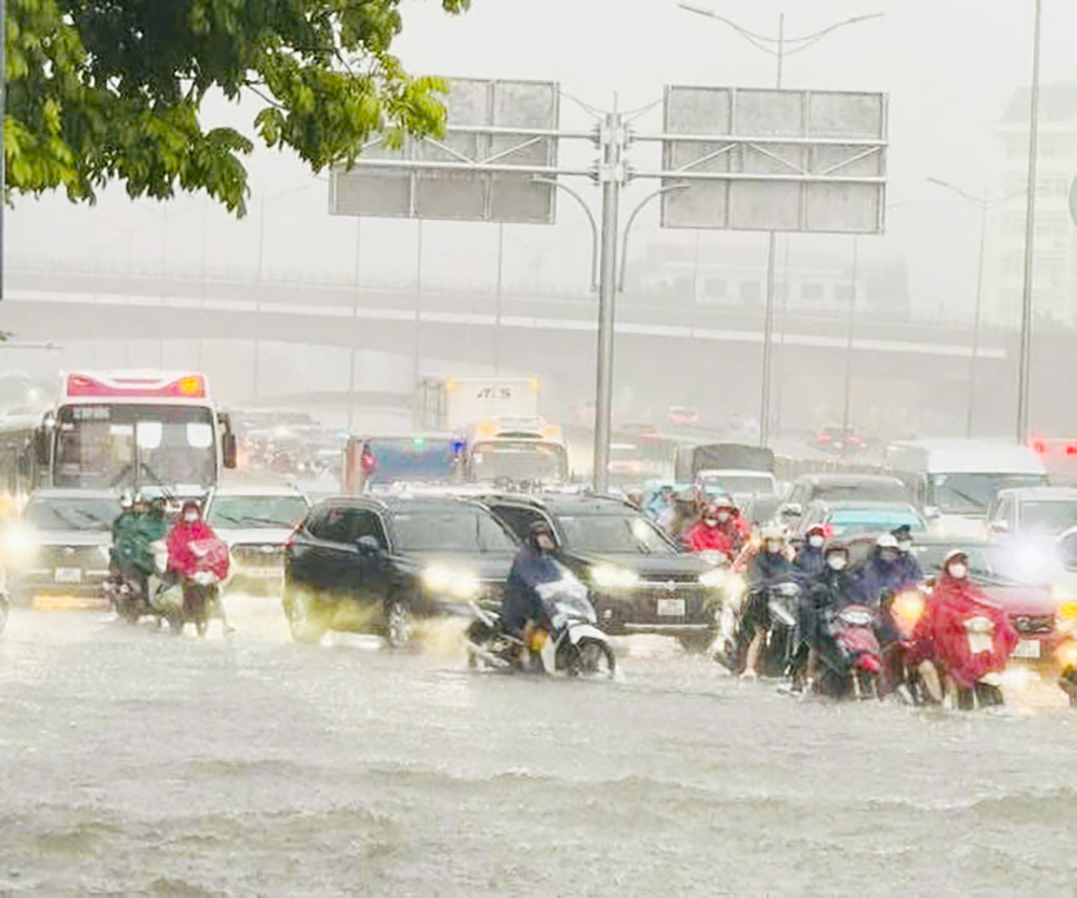 Nhiều đường phố ở H&agrave; Nội ngập s&acirc;u do mưa lớn- Ảnh 1.
