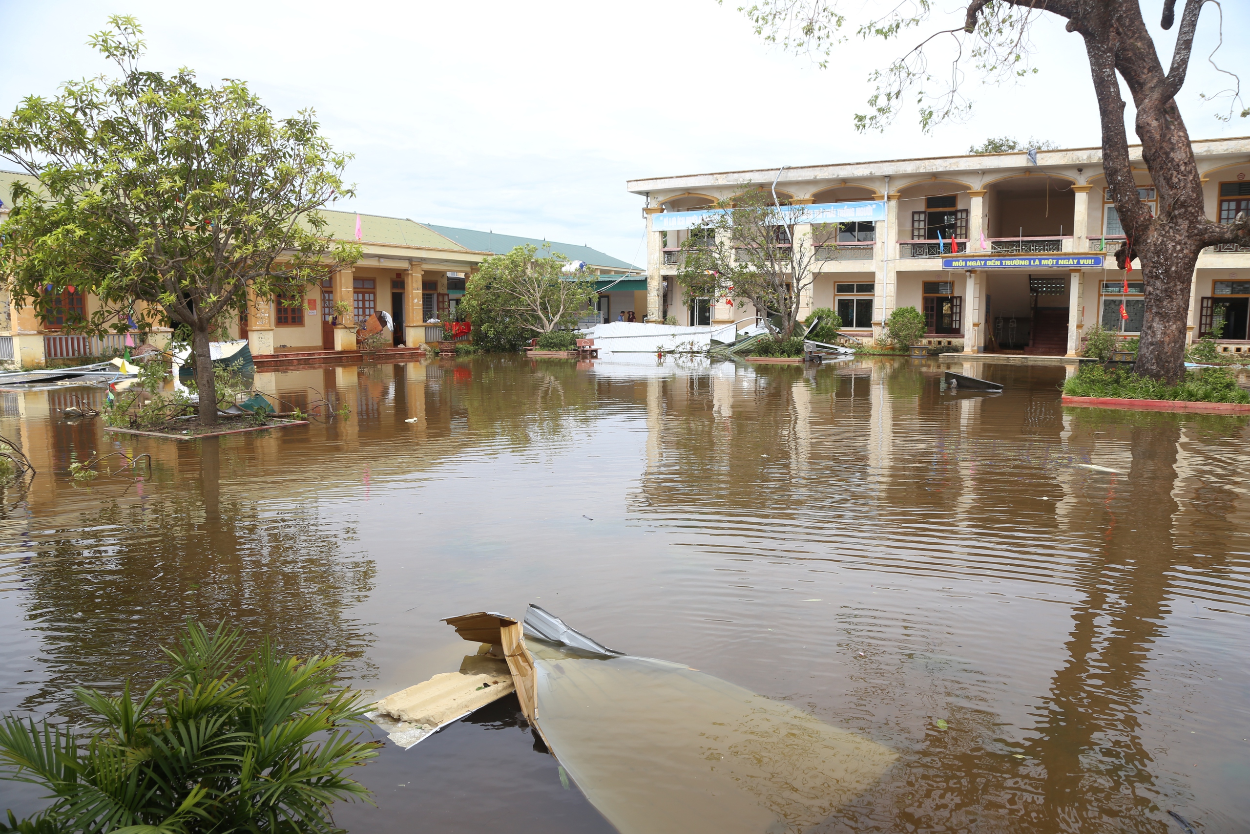 Trường lớp hư hỏng nghi&ecirc;m trọng, học sinh Nghệ An chưa thể đi học trở lại- Ảnh 2.