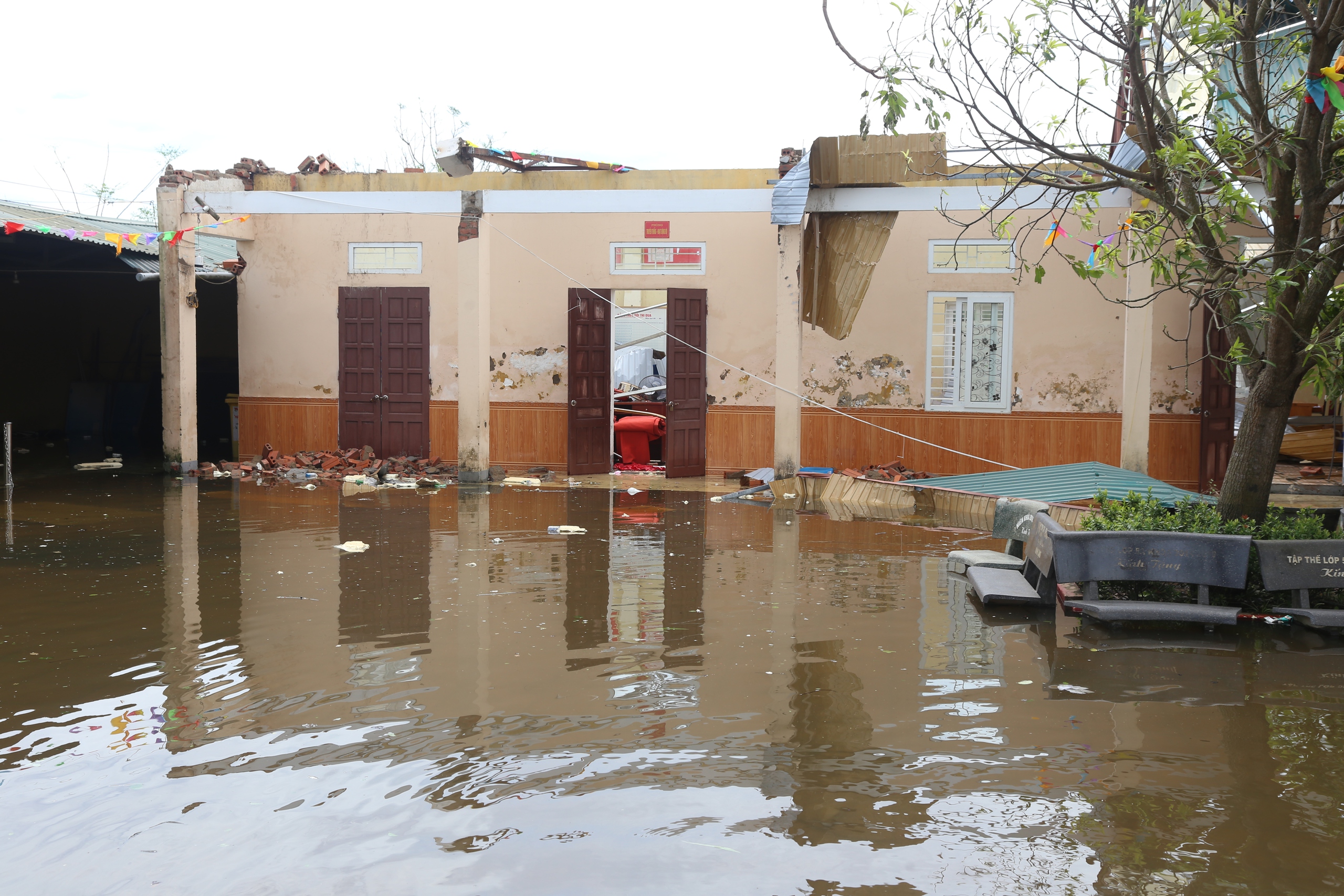 Trường lớp hư hỏng nghi&ecirc;m trọng, học sinh Nghệ An chưa thể đi học trở lại- Ảnh 4.