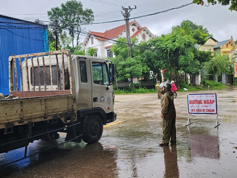 Ninh B&igrave;nh: Tuyến đường huyết mạch 479 ngập cục bộ, giao th&ocirc;ng đi Ph&uacute; Thọ bị chia cắt- Ảnh 4.