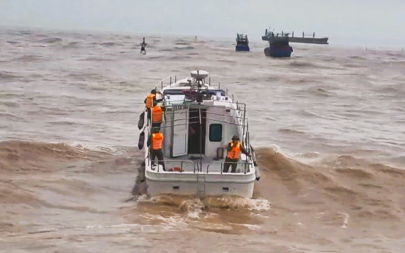 Lời kể của trung tá công an và 2 người dân vượt sóng dữ cứu 7 người trên tàu cá gặp nạn- Ảnh 9. Phát hiện 2 thi thể nghi là thuyền viên mất tích ở Quảng Trị, mở rộng phạm vi tìm kiếm