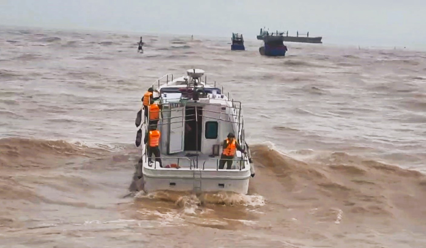Ph&aacute;t hiện 2 thi thể nghi l&agrave; thuyền vi&ecirc;n mất t&iacute;ch ở Quảng Trị, mở rộng phạm vi t&igrave;m kiếm- Ảnh 1.