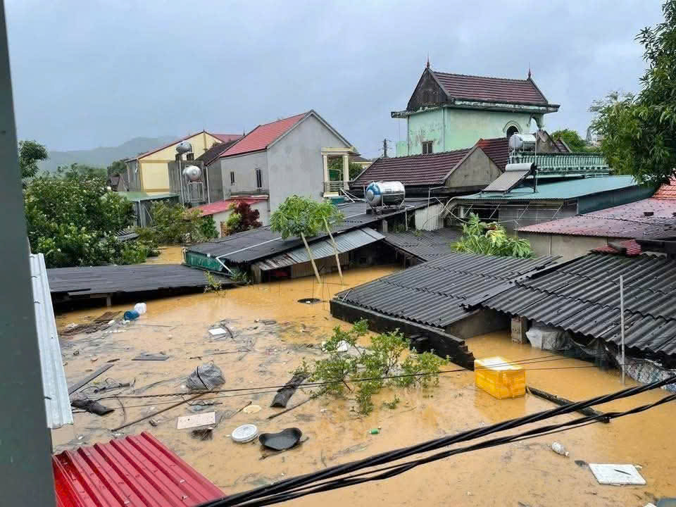 Nghệ An: B&atilde;o số 10 khiến một người tử vong, gần 20.000 căn nh&agrave; bị tốc m&aacute;i- Ảnh 1.