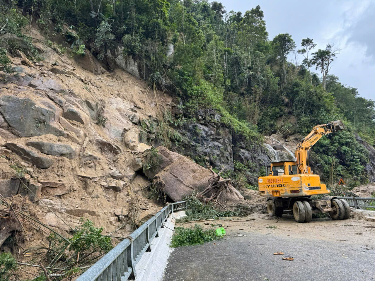 Nghệ An: B&atilde;o số 10 khiến một người tử vong, gần 20.000 căn nh&agrave; bị tốc m&aacute;i- Ảnh 2.
