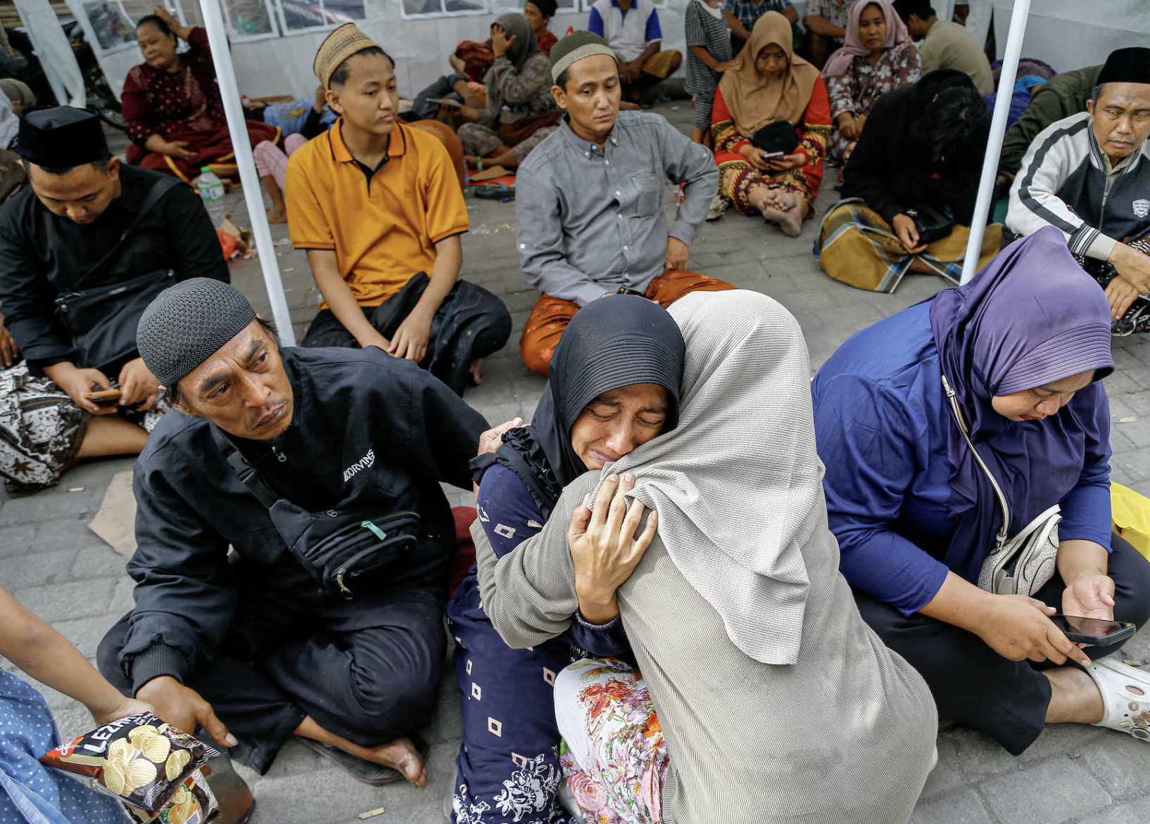Sập trường học tại Indonesia: Chạy đua với thời gian, t&igrave;m kiếm 38 người mất t&iacute;ch- Ảnh 1.