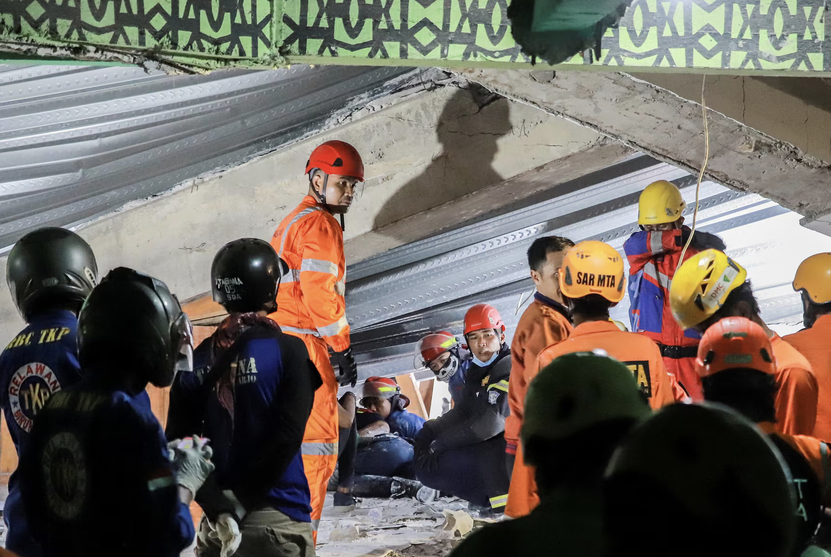 Sập trường học tại Indonesia: Chạy đua với thời gian, t&igrave;m kiếm 38 người mất t&iacute;ch- Ảnh 3.