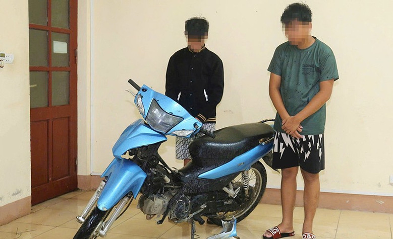 Trộm xe m&aacute;y khi chủ nh&agrave; đi tr&aacute;nh b&atilde;o số 10, hai đối tượng bị bắt giữ- Ảnh 1.