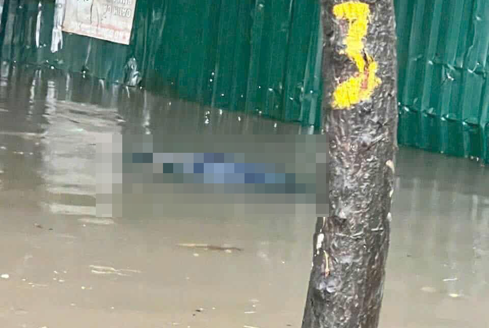 H&agrave; Nội: C&ocirc;ng an điều tra vụ người đ&agrave;n &ocirc;ng tử vong tr&ecirc;n phố ngập nước- Ảnh 1.