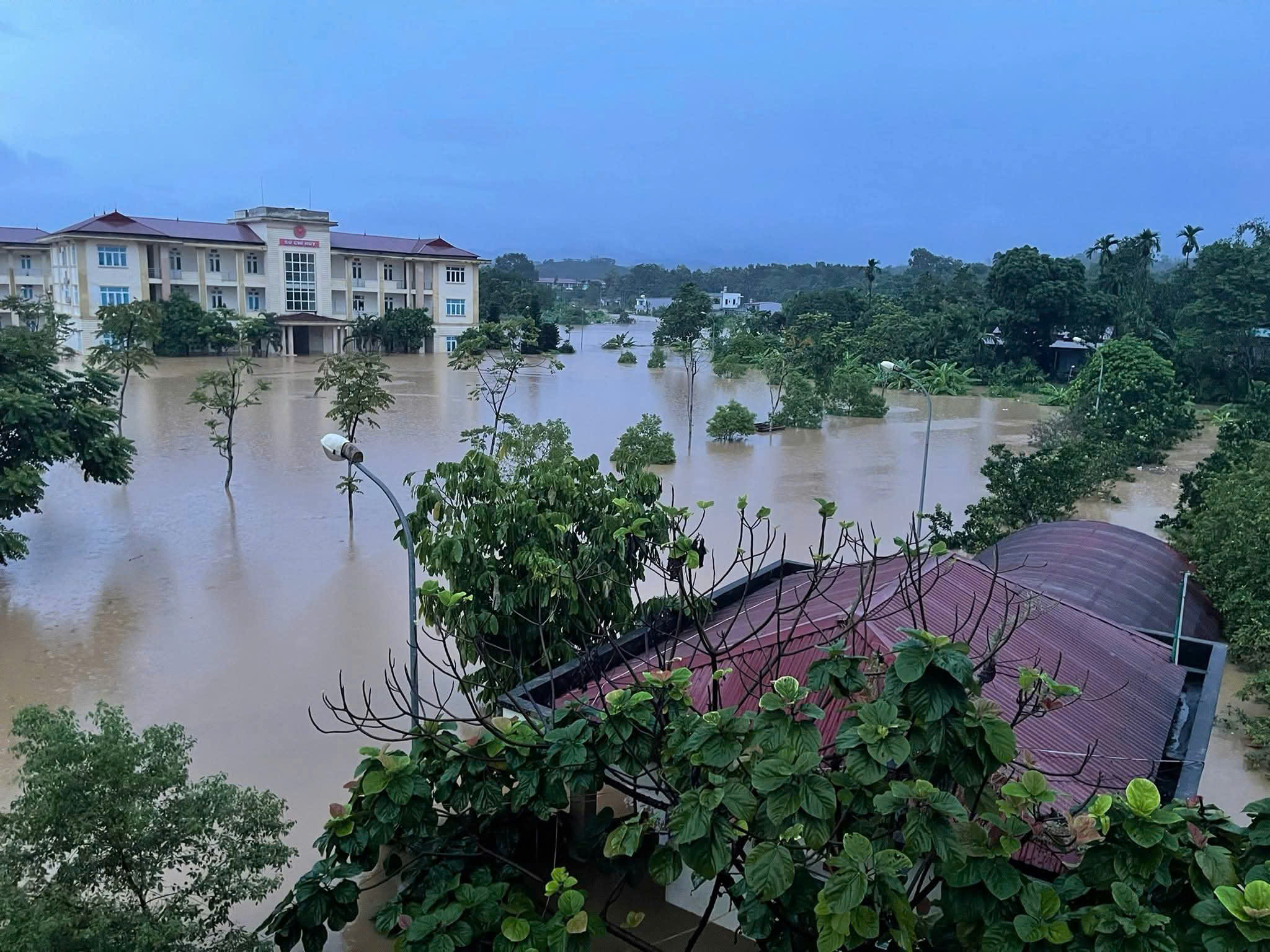 Hàng nghìn hộ dân Lào Cai rời nhà chạy lũ, nhiều nơi ngập sâu tới 2m, giao thông tê liệt- Ảnh 14. Hàng nghìn hộ dân Lào Cai rời nhà chạy lũ, nhiều nơi ngập sâu tới 2m, giao thông tê liệt- Ảnh 14.