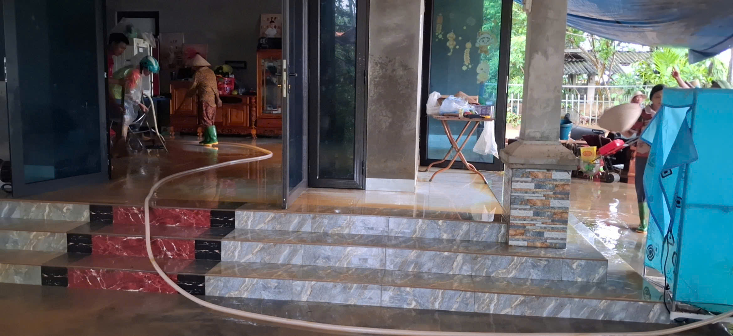 Hàng nghìn hộ dân Lào Cai rời nhà chạy lũ, nhiều nơi ngập sâu tới 2m, giao thông tê liệt- Ảnh 15. Hàng nghìn hộ dân Lào Cai rời nhà chạy lũ, nhiều nơi ngập sâu tới 2m, giao thông tê liệt- Ảnh 15.