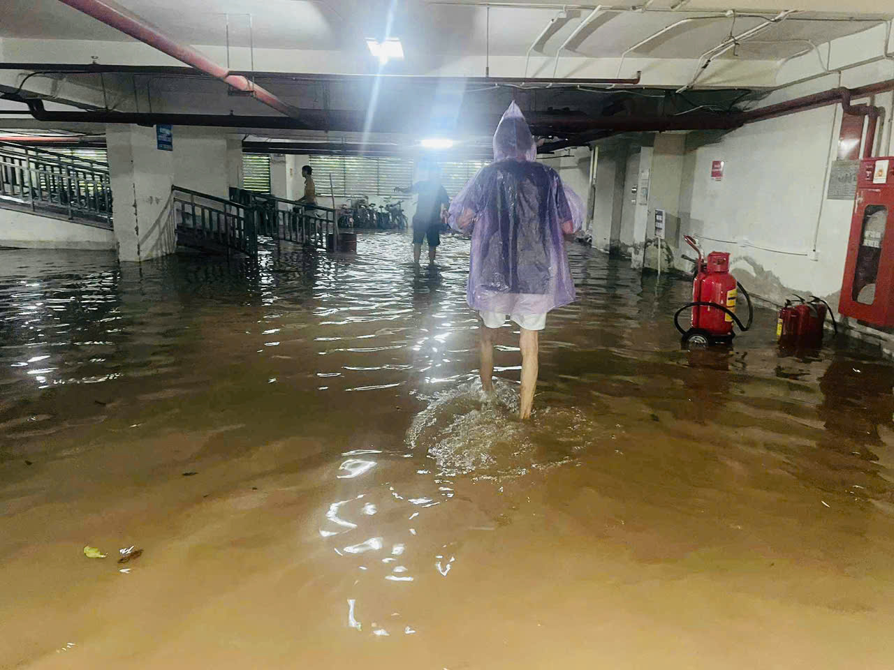 Nhiều đường phố ở H&agrave; Nội ngập s&acirc;u do mưa lớn- Ảnh 5.