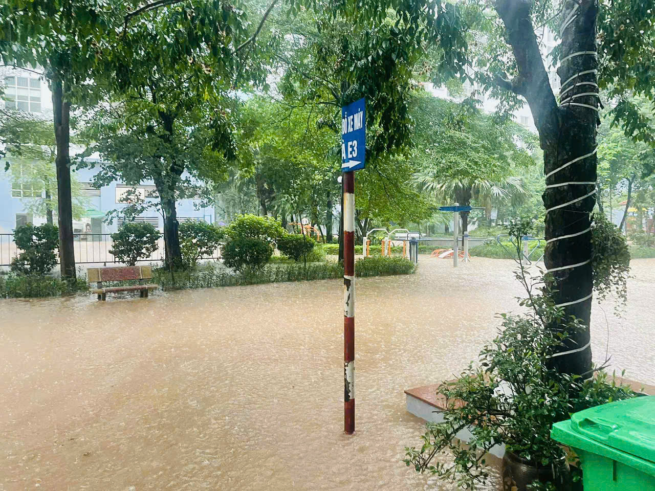 Nhiều đường phố ở H&agrave; Nội ngập s&acirc;u do mưa lớn- Ảnh 6.
