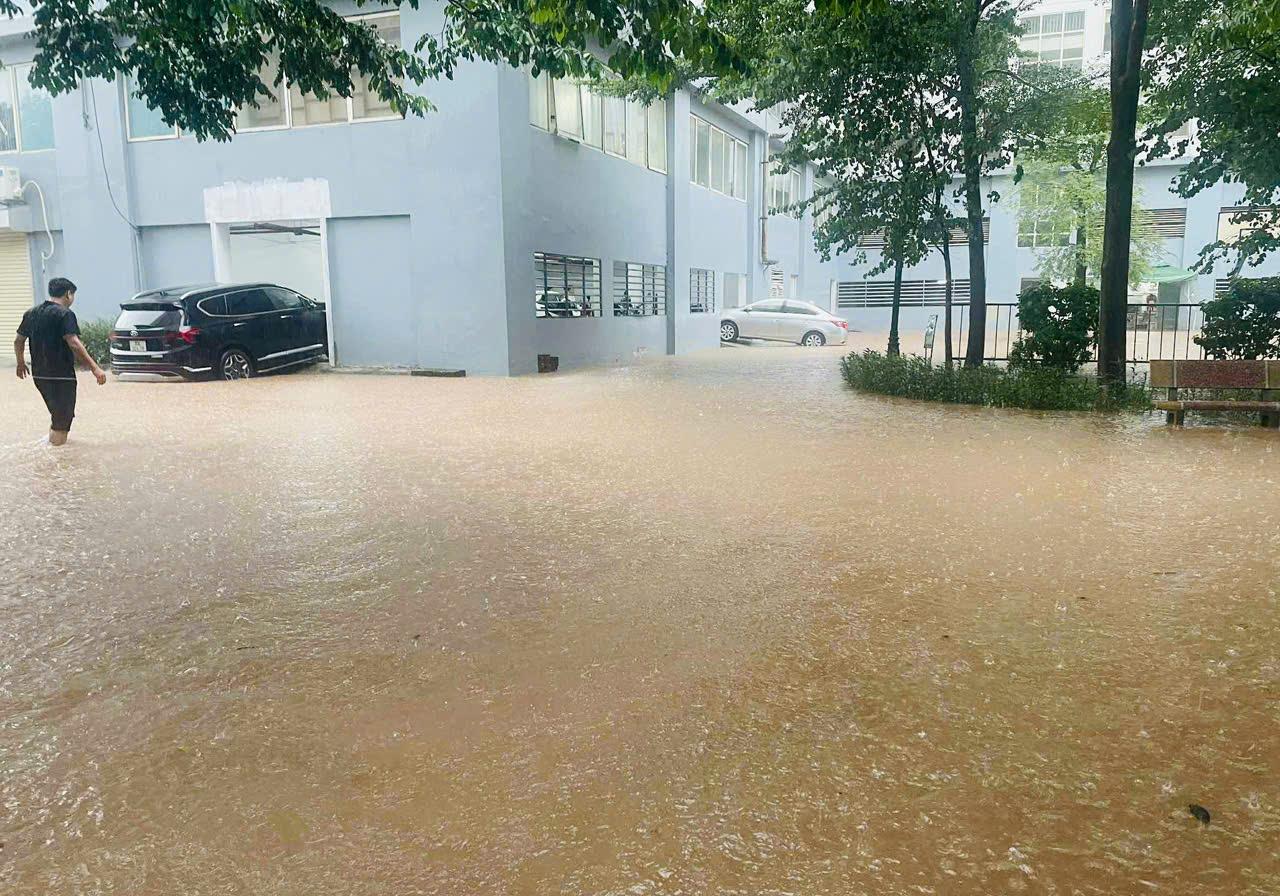 Nhiều đường phố ở H&agrave; Nội ngập s&acirc;u do mưa lớn- Ảnh 7.