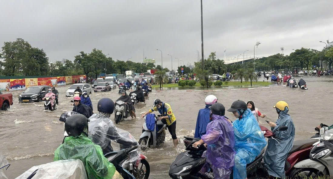 Nhiều đường phố ở H&agrave; Nội ngập s&acirc;u do mưa lớn- Ảnh 4.