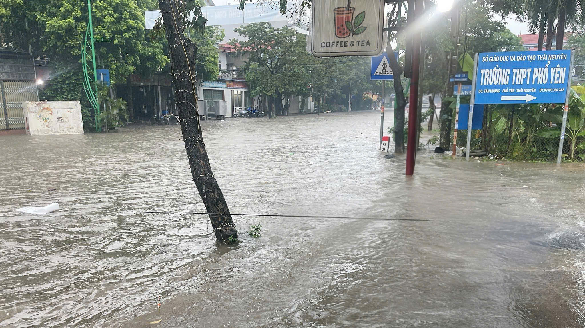Nhiều tuyến đường tại Th&aacute;i Nguy&ecirc;n t&ecirc; liệt, &ocirc; t&ocirc; "chết ch&igrave;m" tr&ecirc;n đường sau mưa lớn- Ảnh 8.