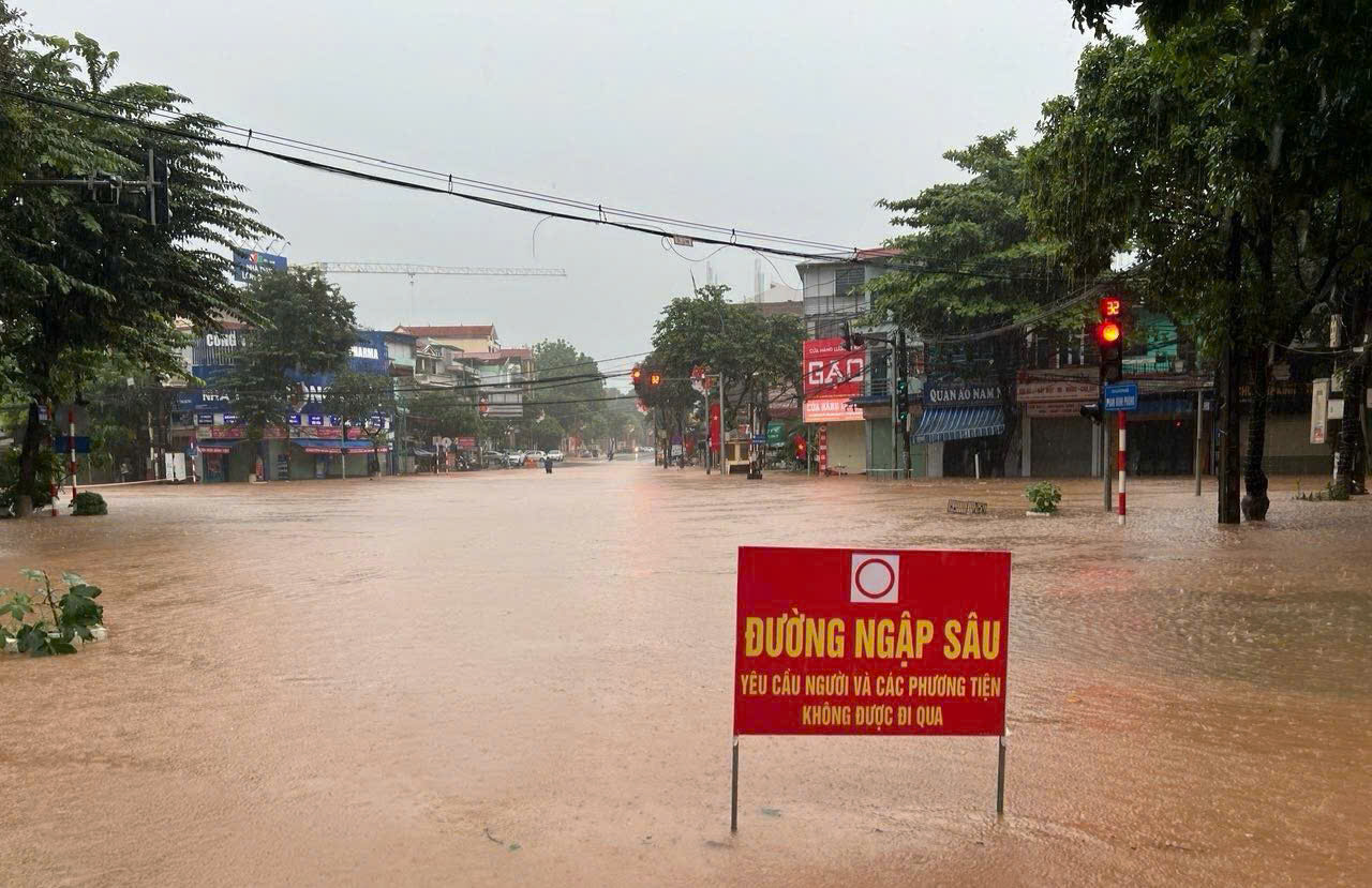 Nhiều tuyến đường tại Th&aacute;i Nguy&ecirc;n t&ecirc; liệt, &ocirc; t&ocirc; "chết ch&igrave;m" tr&ecirc;n đường sau mưa lớn- Ảnh 3.