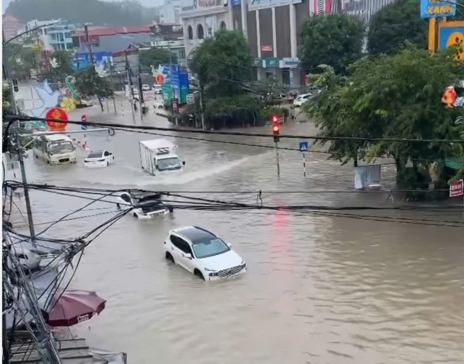 Nhiều tuyến đường tại Th&aacute;i Nguy&ecirc;n t&ecirc; liệt, &ocirc; t&ocirc; "chết ch&igrave;m" tr&ecirc;n đường sau mưa lớn- Ảnh 4.