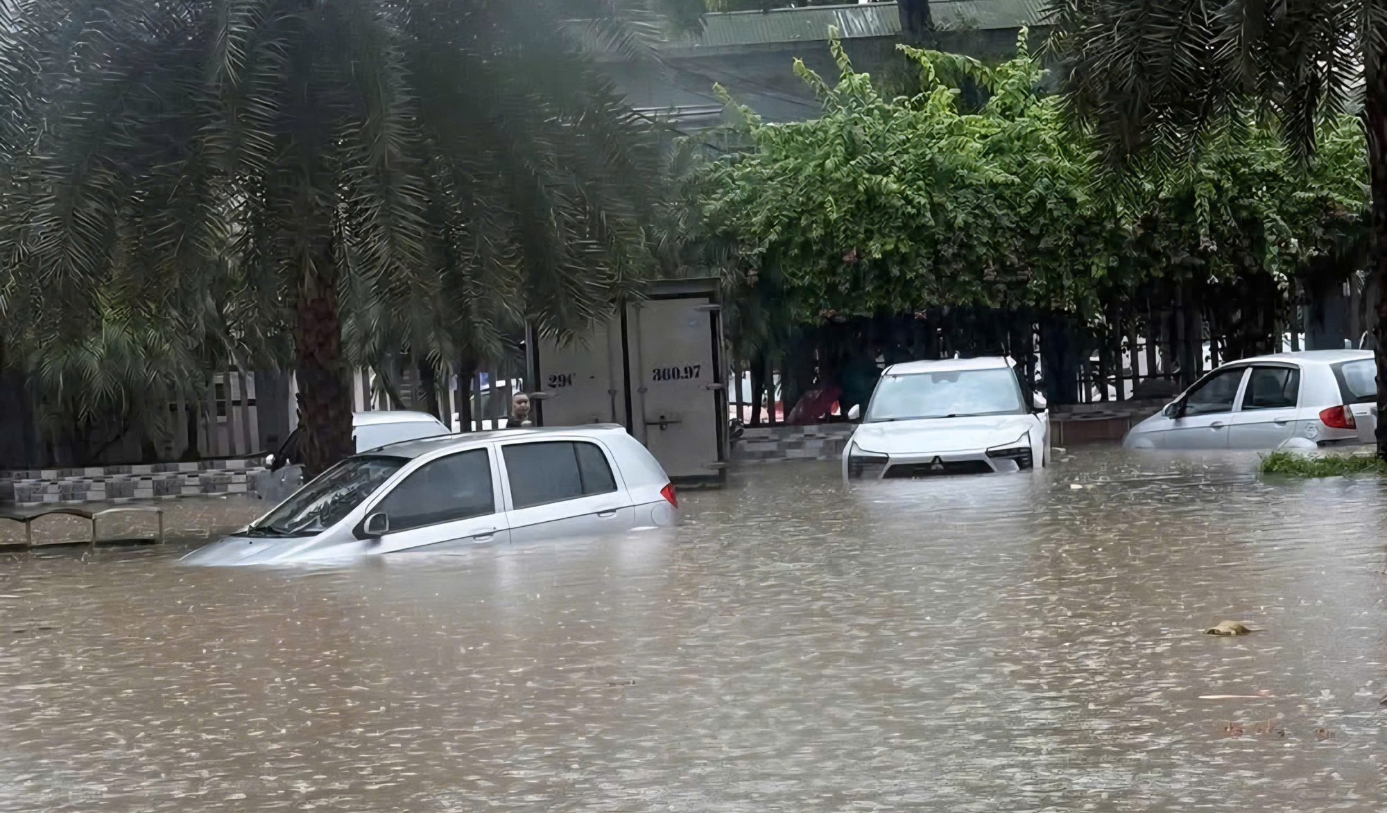 Nhiều tuyến đường tại Th&aacute;i Nguy&ecirc;n t&ecirc; liệt, &ocirc; t&ocirc; "chết ch&igrave;m" tr&ecirc;n đường sau mưa lớn- Ảnh 1.