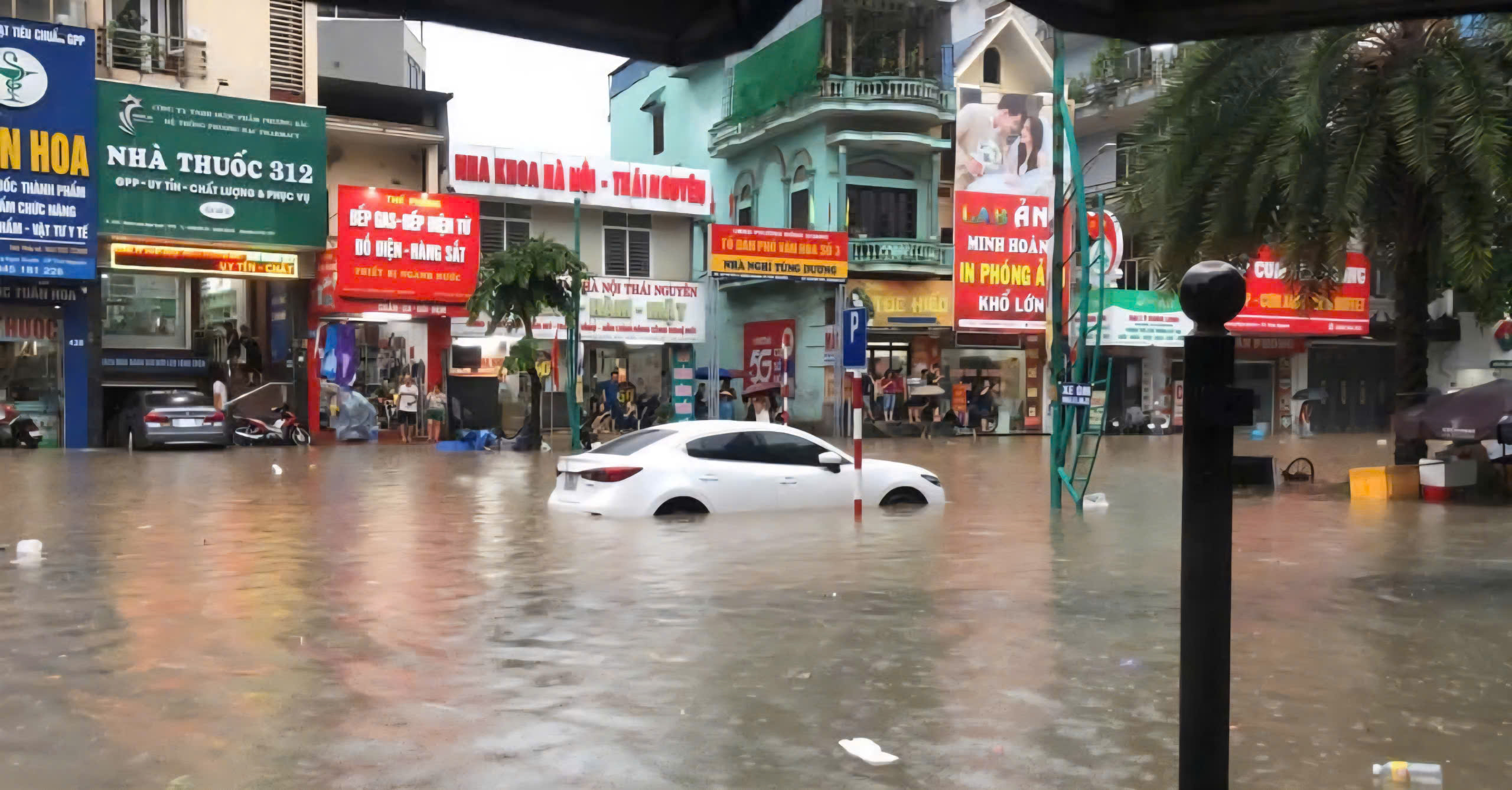Nhiều tuyến đường tại Th&aacute;i Nguy&ecirc;n t&ecirc; liệt, &ocirc; t&ocirc; "chết ch&igrave;m" tr&ecirc;n đường sau mưa lớn- Ảnh 2.