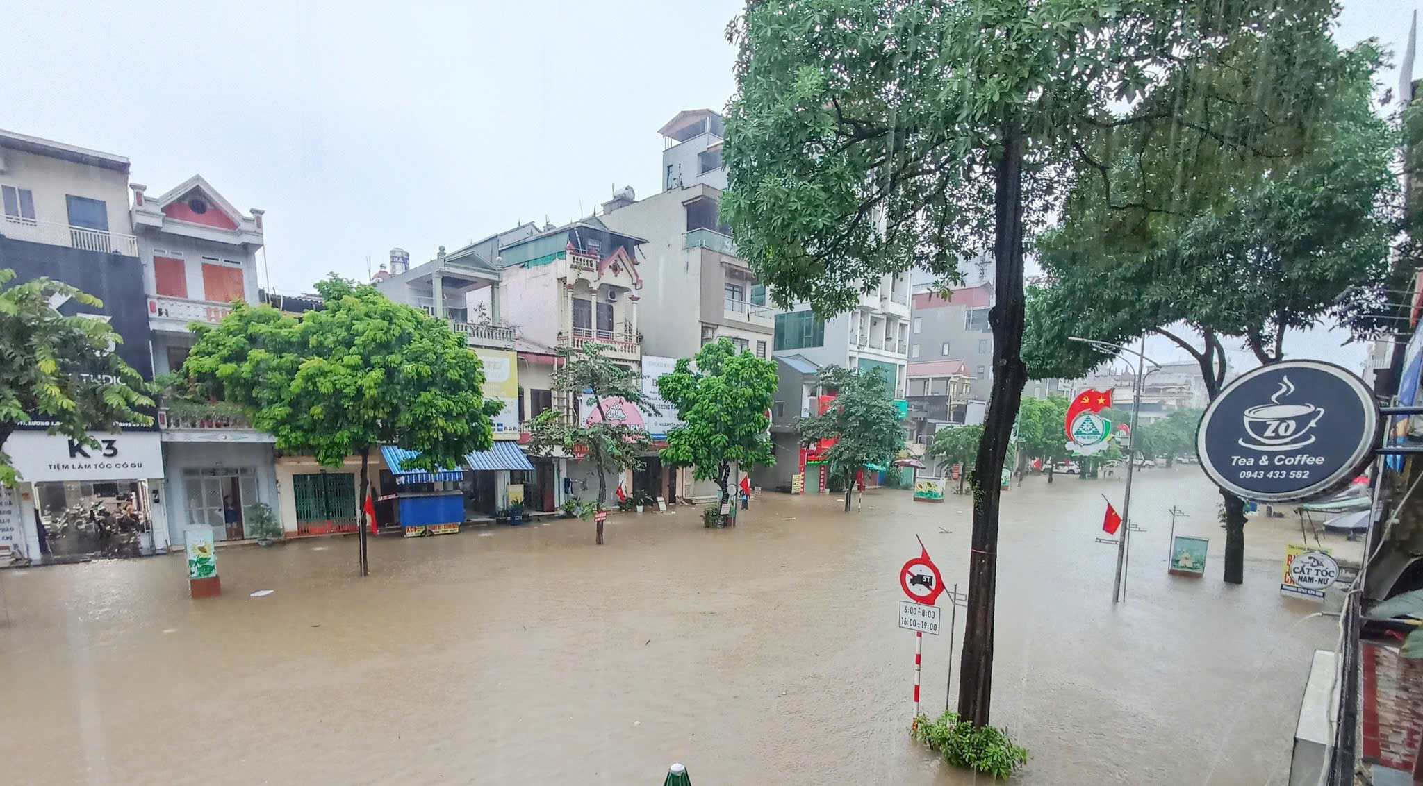 Nhiều tuyến đường tại Th&aacute;i Nguy&ecirc;n t&ecirc; liệt, &ocirc; t&ocirc; "chết ch&igrave;m" tr&ecirc;n đường sau mưa lớn- Ảnh 5.
