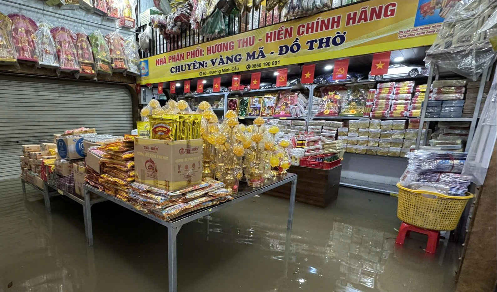 Nhiều tuyến đường tại Th&aacute;i Nguy&ecirc;n t&ecirc; liệt, &ocirc; t&ocirc; "chết ch&igrave;m" tr&ecirc;n đường sau mưa lớn- Ảnh 7.