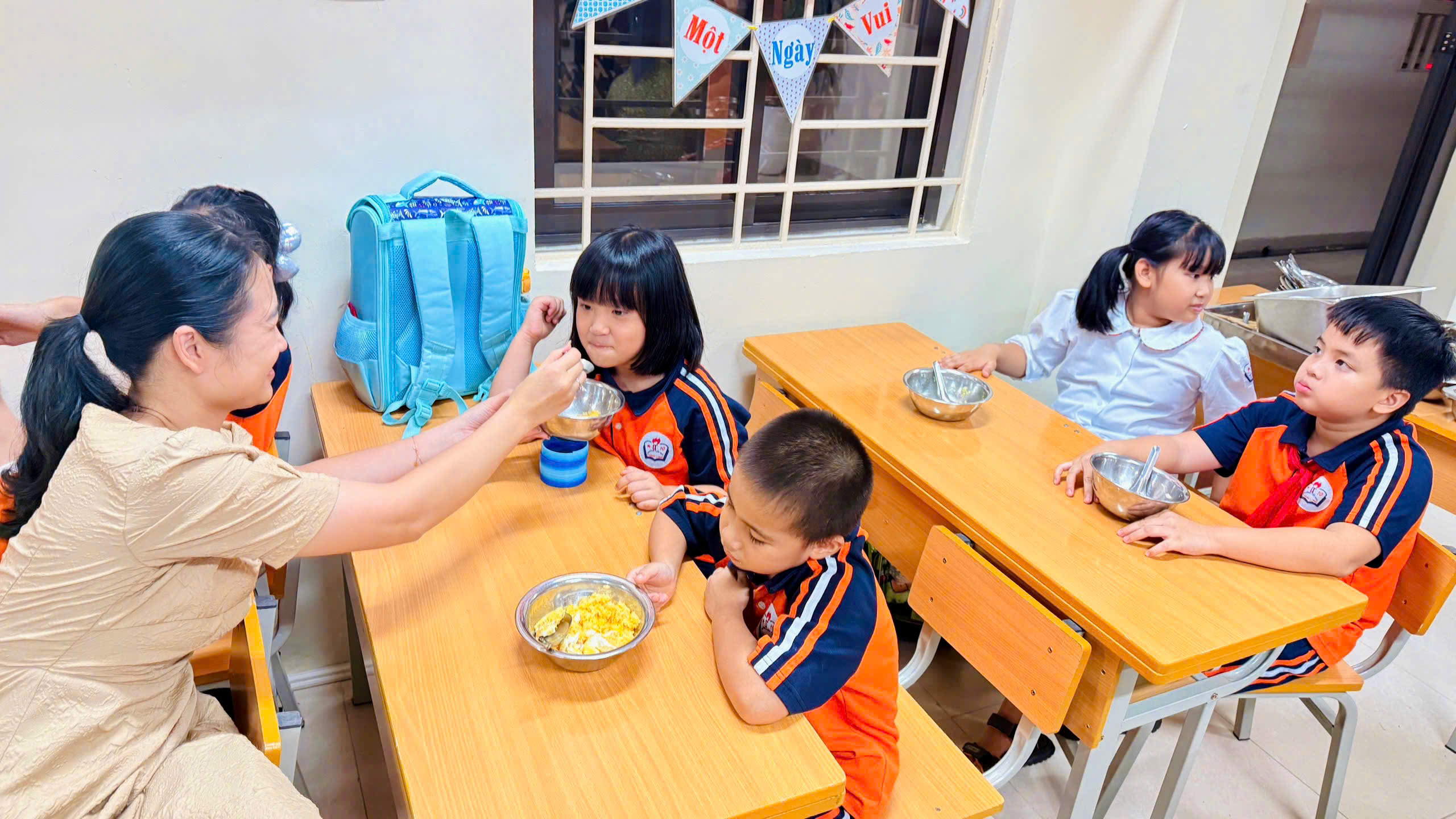 Phụ huynh H&agrave; Nội b&igrave; b&otilde;m đ&oacute;n con, nhiều trường học sắp xếp chỗ ăn nghỉ miễn ph&iacute; cho học tr&ograve;- Ảnh 4.