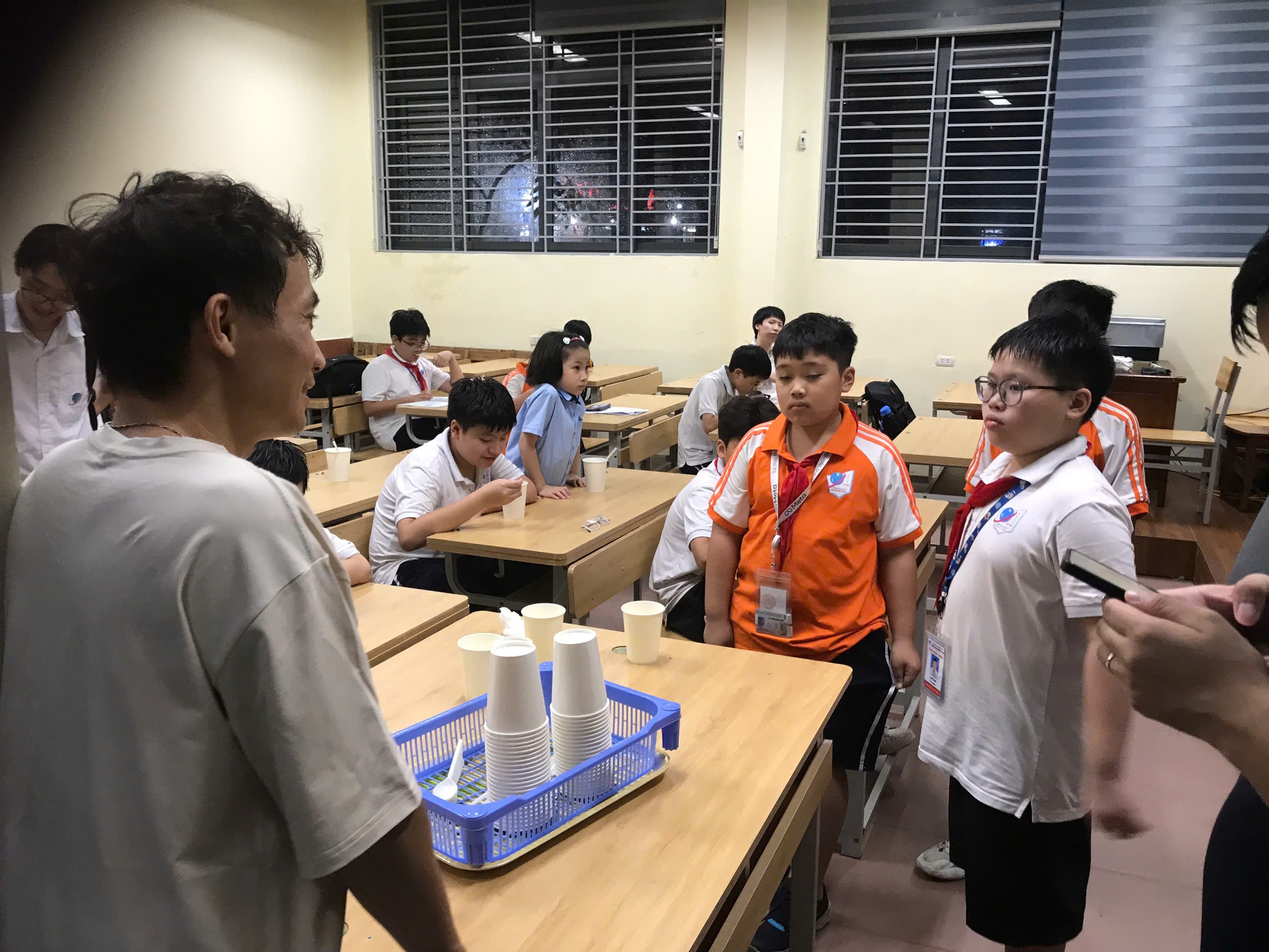 Phụ huynh H&agrave; Nội b&igrave; b&otilde;m đ&oacute;n con, nhiều trường học sắp xếp chỗ ăn nghỉ miễn ph&iacute; cho học tr&ograve;- Ảnh 12.