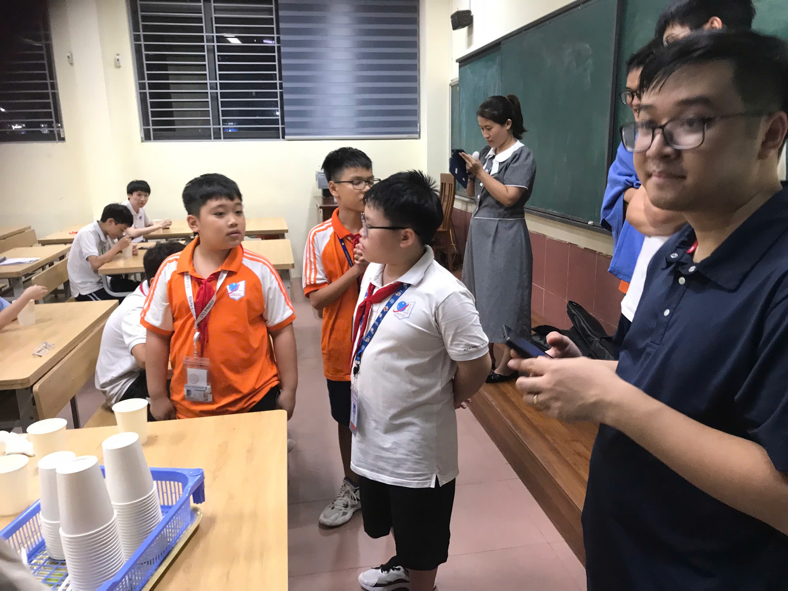 Phụ huynh H&agrave; Nội b&igrave; b&otilde;m đ&oacute;n con, nhiều trường học sắp xếp chỗ ăn nghỉ miễn ph&iacute; cho học tr&ograve;- Ảnh 10.
