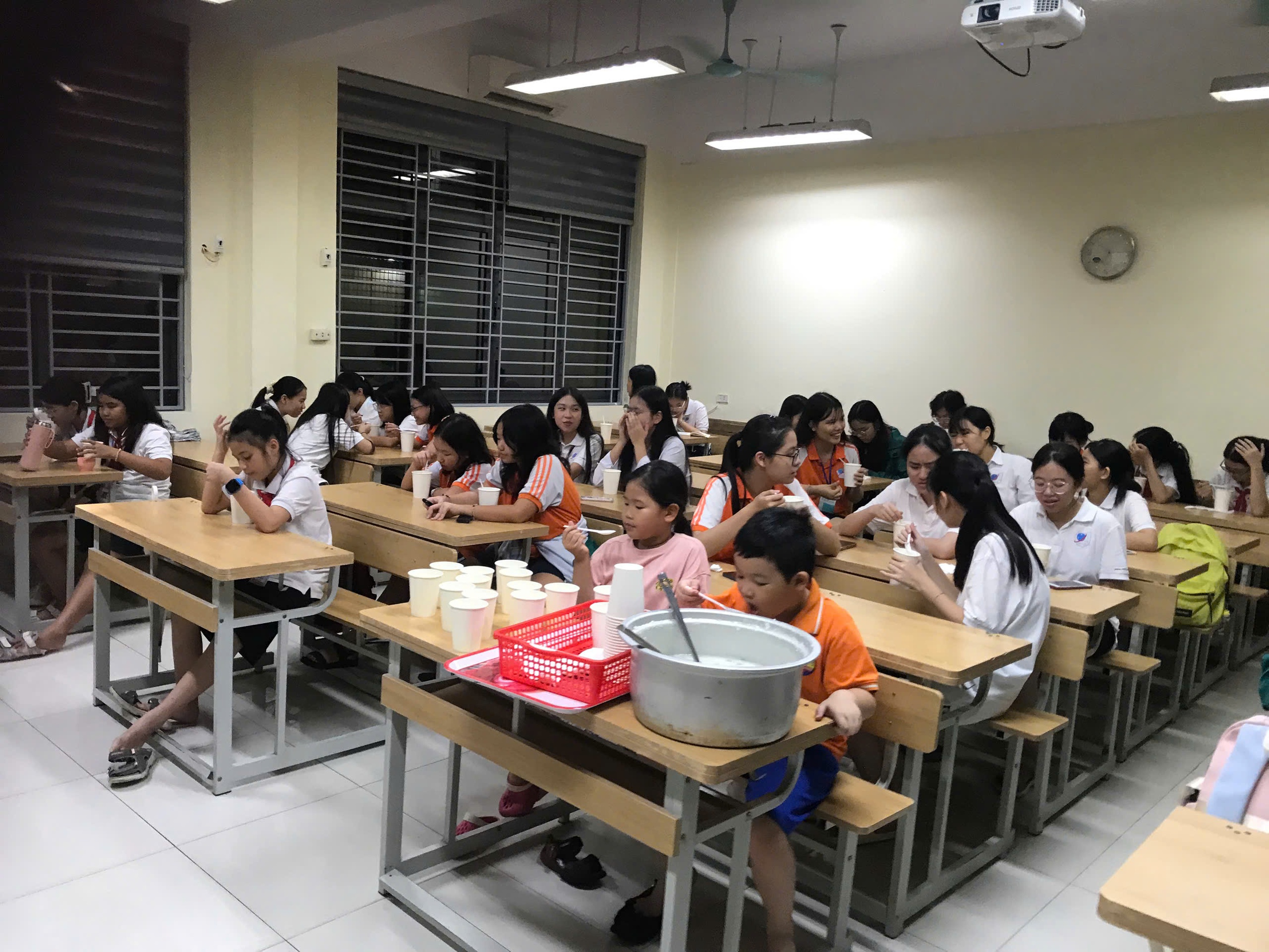Phụ huynh H&agrave; Nội b&igrave; b&otilde;m đ&oacute;n con, nhiều trường học sắp xếp chỗ ăn nghỉ miễn ph&iacute; cho học tr&ograve;- Ảnh 11.