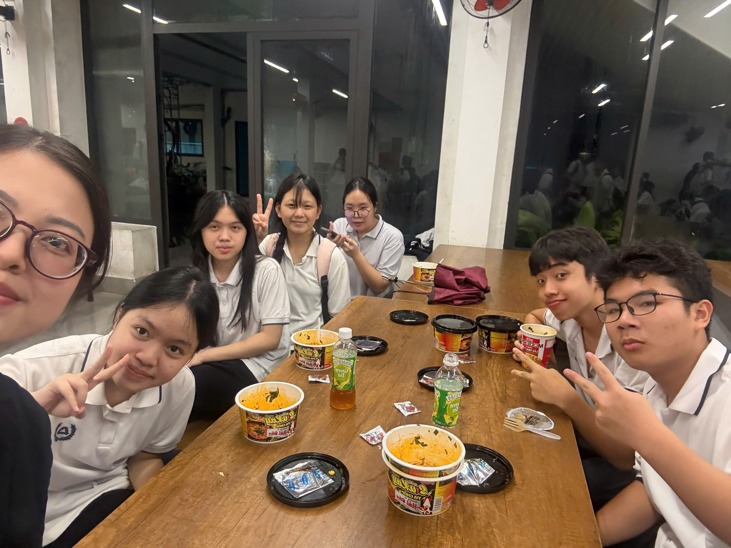 Phụ huynh H&agrave; Nội b&igrave; b&otilde;m đ&oacute;n con, nhiều trường học sắp xếp chỗ ăn nghỉ miễn ph&iacute; cho học tr&ograve;- Ảnh 8.