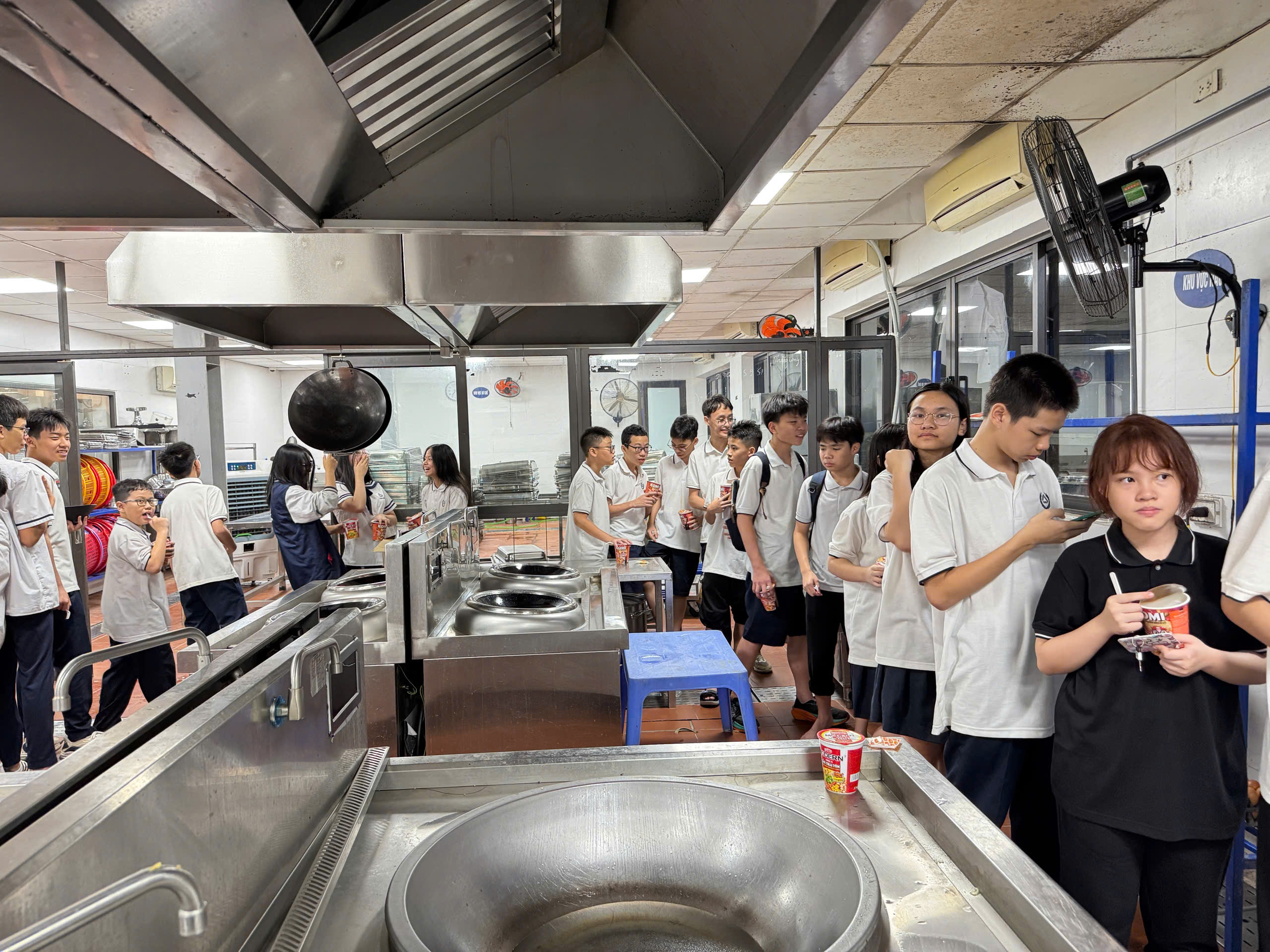 Phụ huynh H&agrave; Nội b&igrave; b&otilde;m đ&oacute;n con, nhiều trường học sắp xếp chỗ ăn nghỉ miễn ph&iacute; cho học tr&ograve;- Ảnh 7.