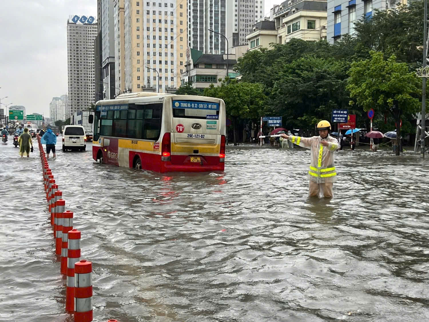 C&ocirc;ng an H&agrave; Nội lội nước hỗ trợ người d&acirc;n trong mưa lũ- Ảnh 3.