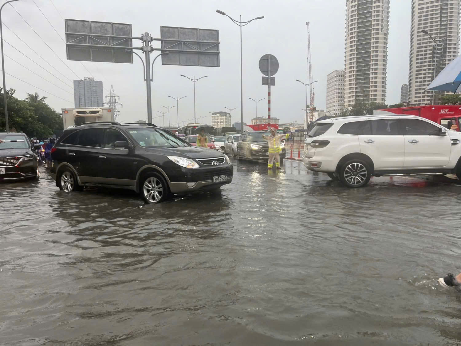C&ocirc;ng an H&agrave; Nội lội nước hỗ trợ người d&acirc;n trong mưa lũ- Ảnh 4.