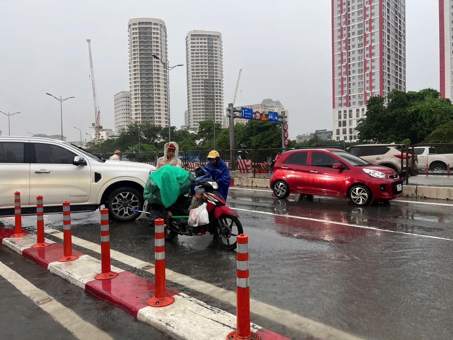 C&ocirc;ng an H&agrave; Nội lội nước hỗ trợ người d&acirc;n trong mưa lũ- Ảnh 7.