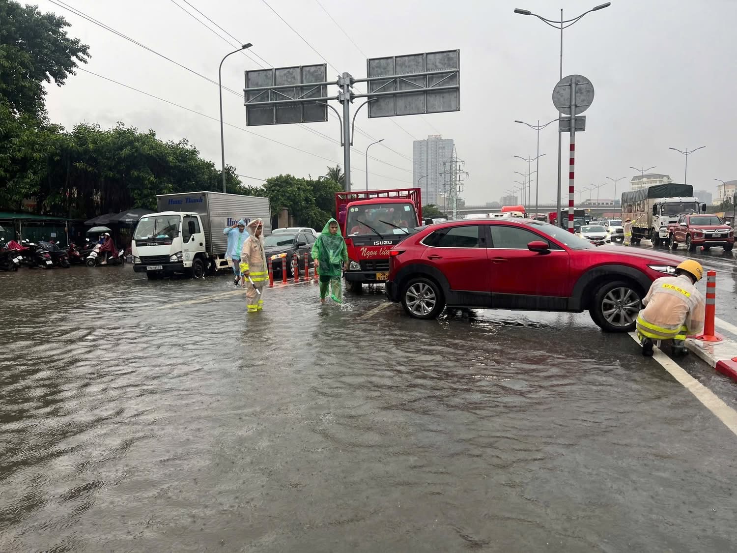 C&ocirc;ng an H&agrave; Nội lội nước hỗ trợ người d&acirc;n trong mưa lũ- Ảnh 6.