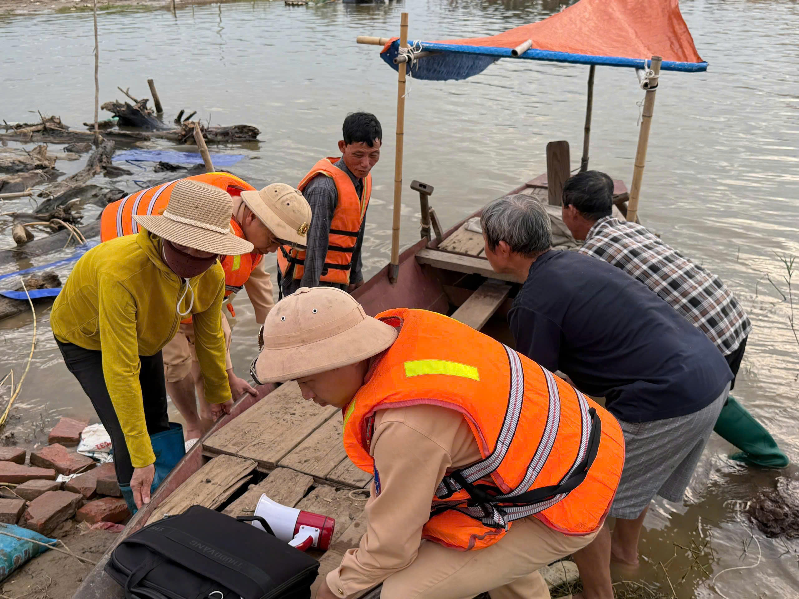 C&ocirc;ng an H&agrave; Nội lội nước hỗ trợ người d&acirc;n trong mưa lũ- Ảnh 9.