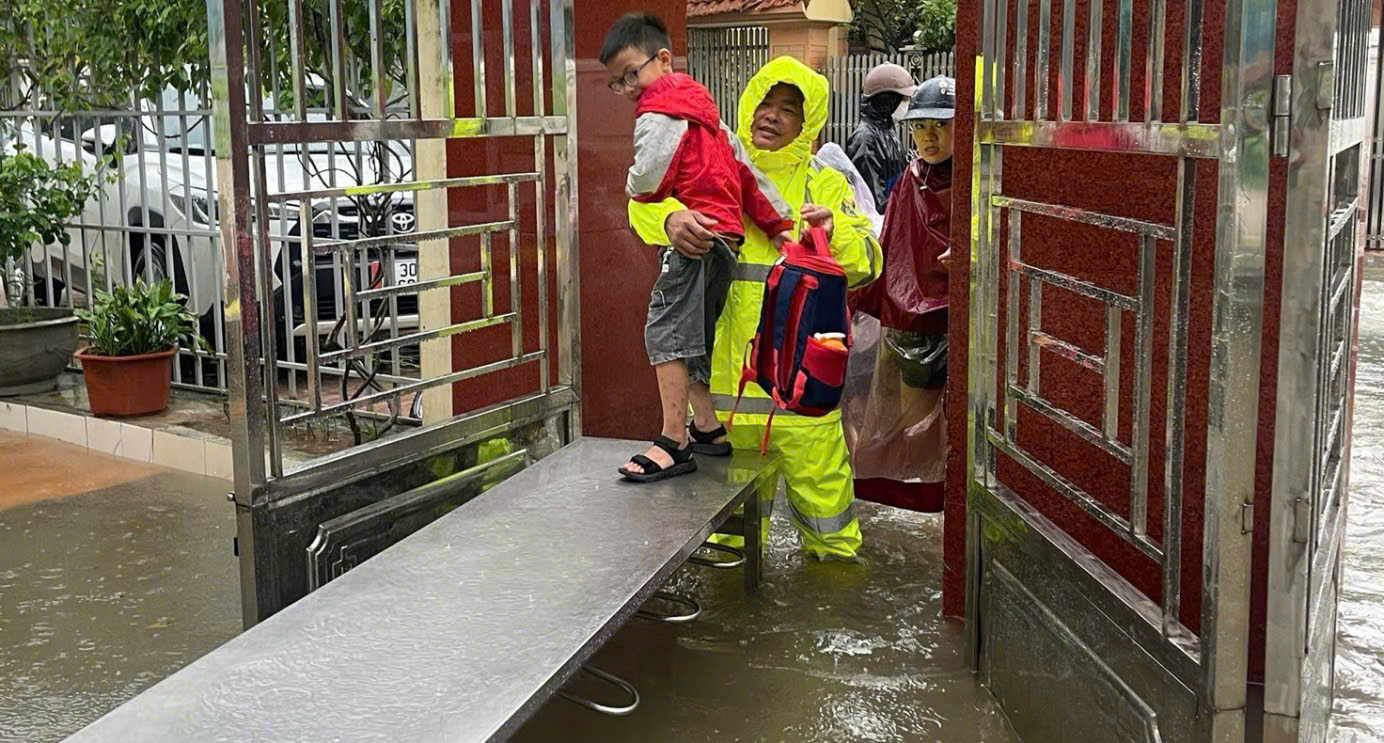 C&ocirc;ng an H&agrave; Nội lội nước hỗ trợ người d&acirc;n trong mưa lũ- Ảnh 12.